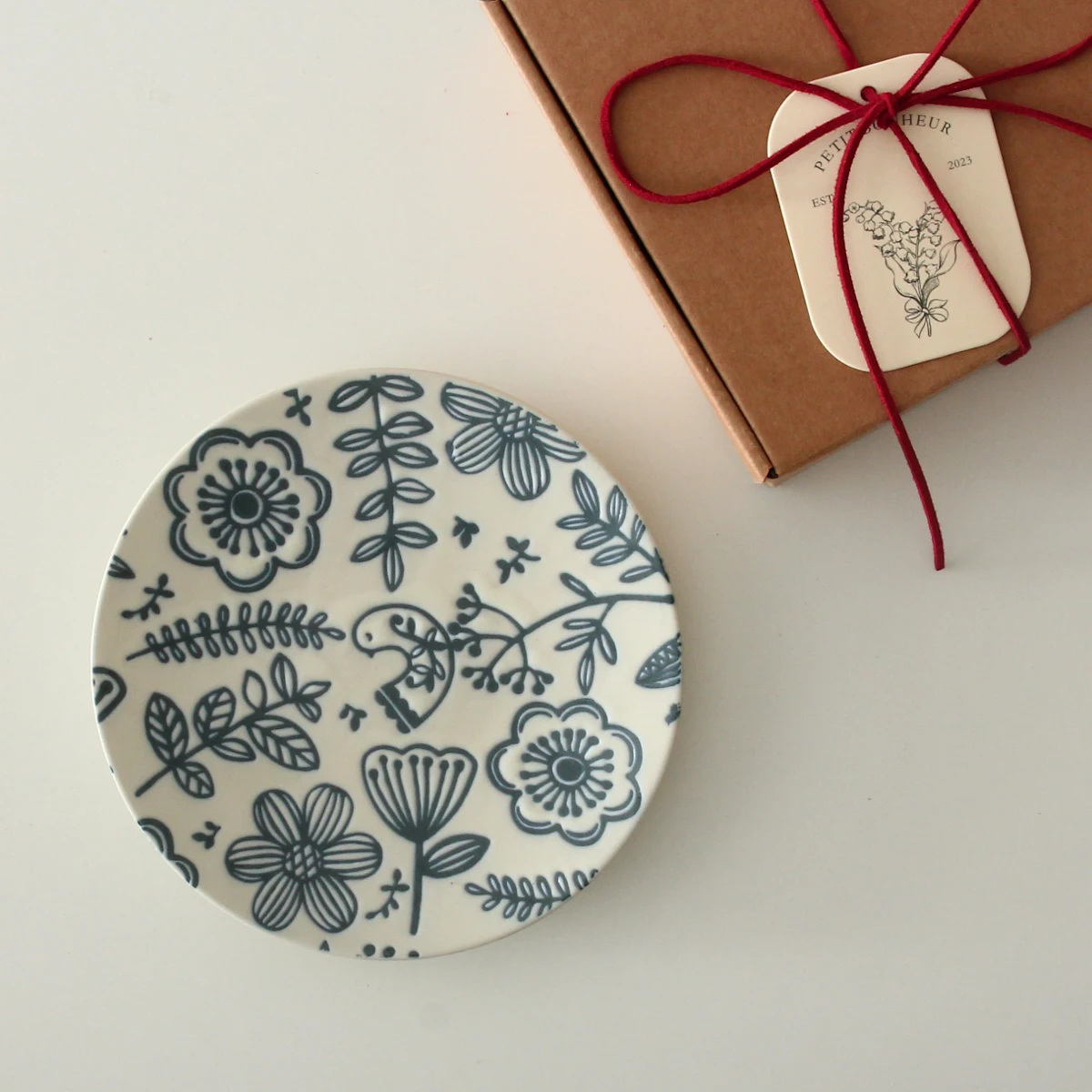 

3D Relief Blue Bird & Flower Ceramic Plate - Elegant Breakfast/Dessert Flat Dish with Floral Motifs for Home & Catering Gift