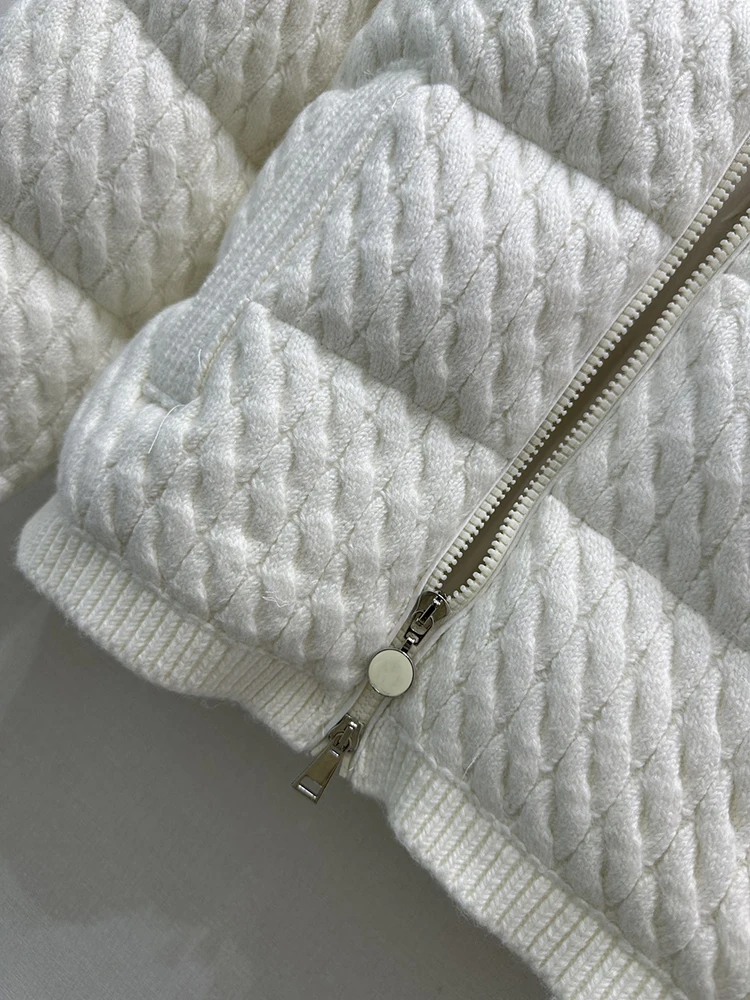 SVORYXIU 2025 شتاء جديد نمط غير رسمي نمط المرأة موضة الأبيض خمر الحياكة الدافئة نمط قصير أسفل سترة