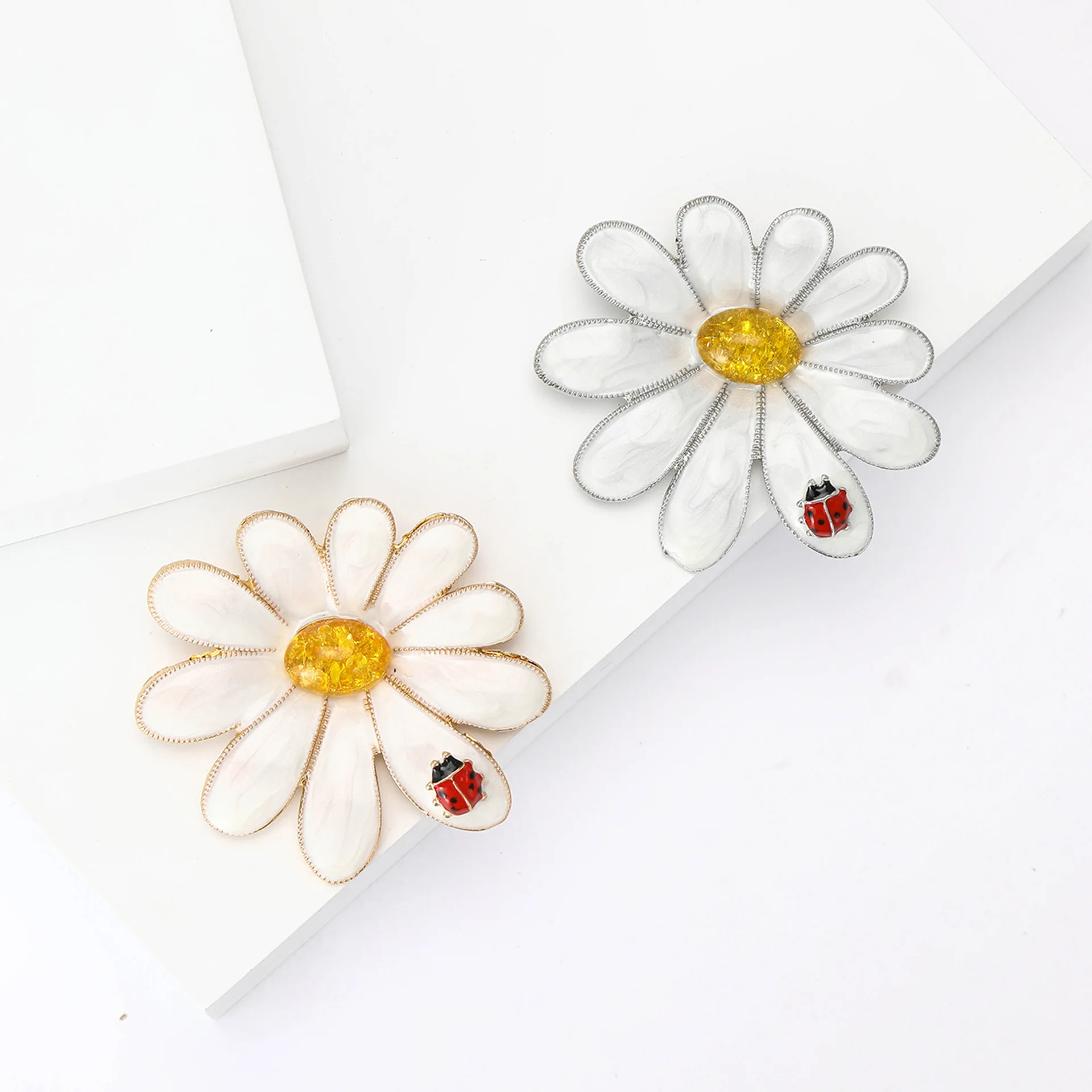 Trendy Beautiful Daisy Flower Brooches For Women Unisex Little Ladybug Lying on White Daisy Plant Brooch Office Party Pins Gifts