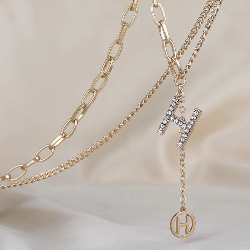 

The new style is fashionable and versatile, featuring short sweaters and chain necklaces with the letter "H" and tassels