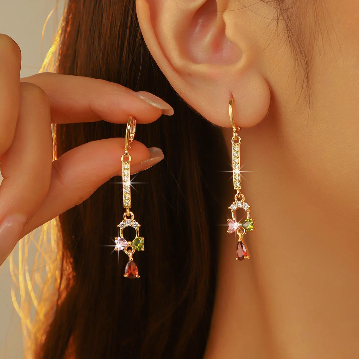 Klassische Retro-Luxus-Blumenohrringe mit langen Bügeln für Damen, modische Zirkon-Ohrringe in trendigen Farben, vielseitige Kupferohrringe.
