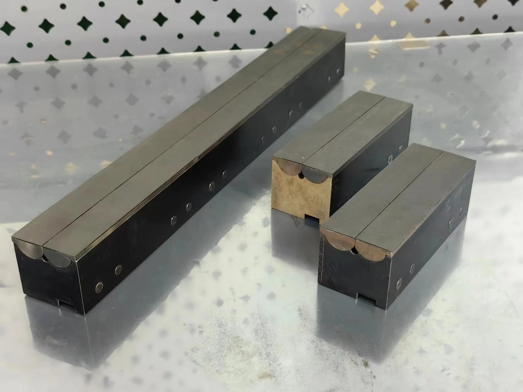 قوالب فرامل الضغط على شكل حرف V مضادة للخدش وأدوات لآلة فرامل الضغط