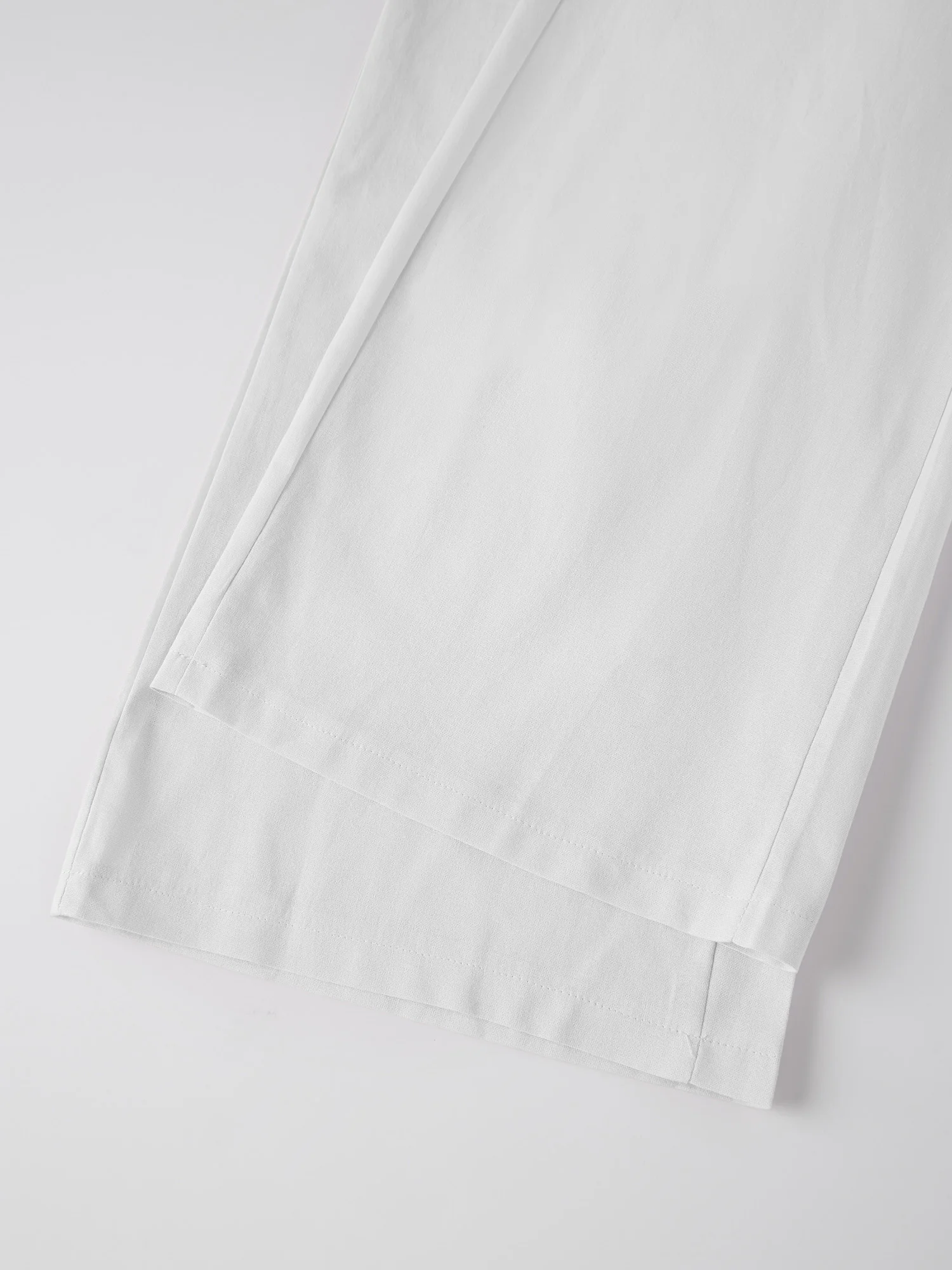 طقم صالة نسائي مكون من قطعتين مع لون سادة وأكمام طويلة وياقة على شكل طية صدر السترة وتفاصيل سفلية وسراويل خصر مرنة مع