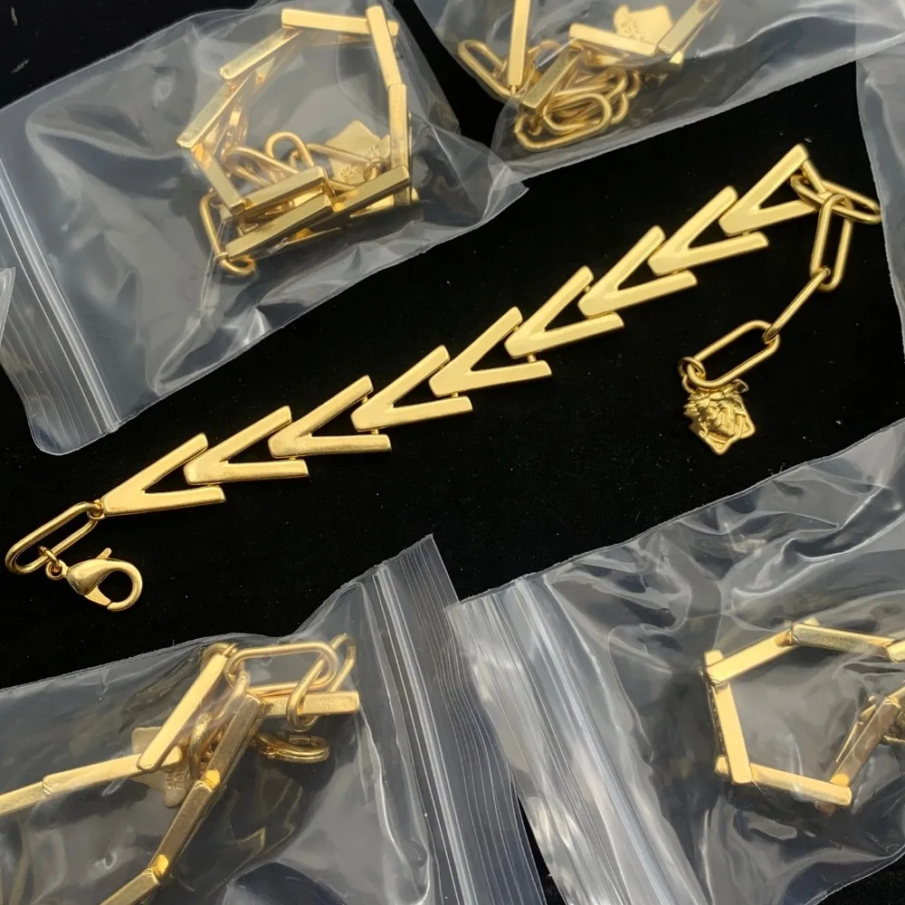 سوار أنيق جديد لعام 2025 بتصميم رائع عالي الجودة للنساء يسلط الضوء على هدية مجوهرات مثالية على الطراز المتطور