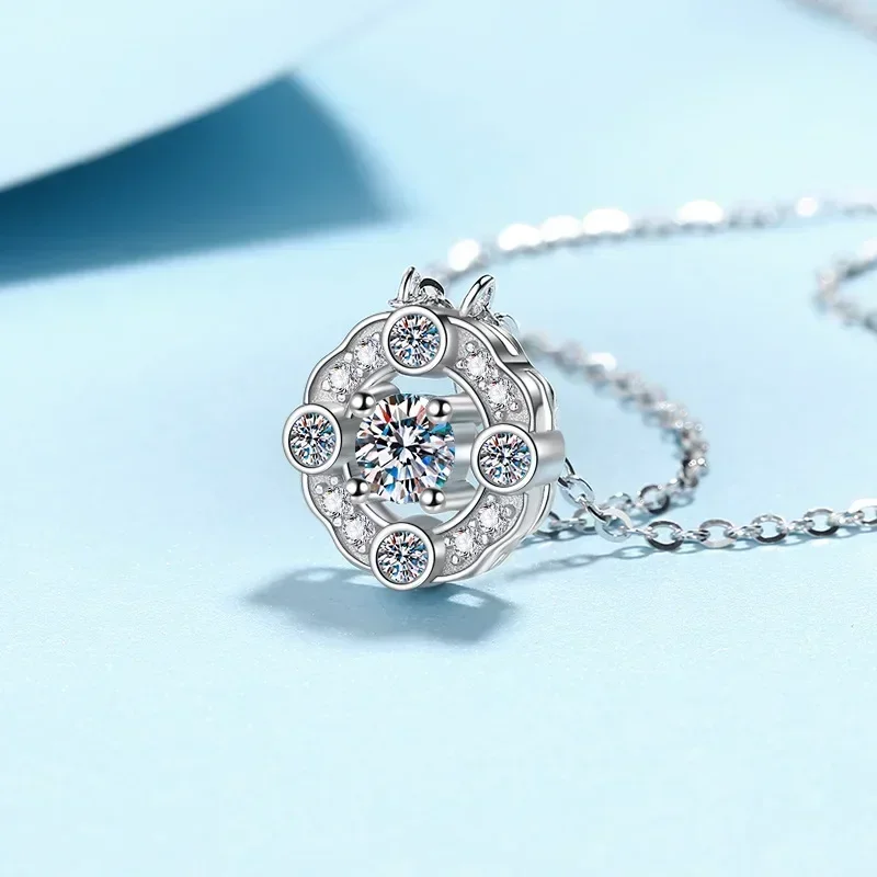 Four Claws 0.5ct Moissanite Platinum Necklace for Women, Pt950 Pendants Collarbone Chain Sense of Daily Versatile for Girlfriend