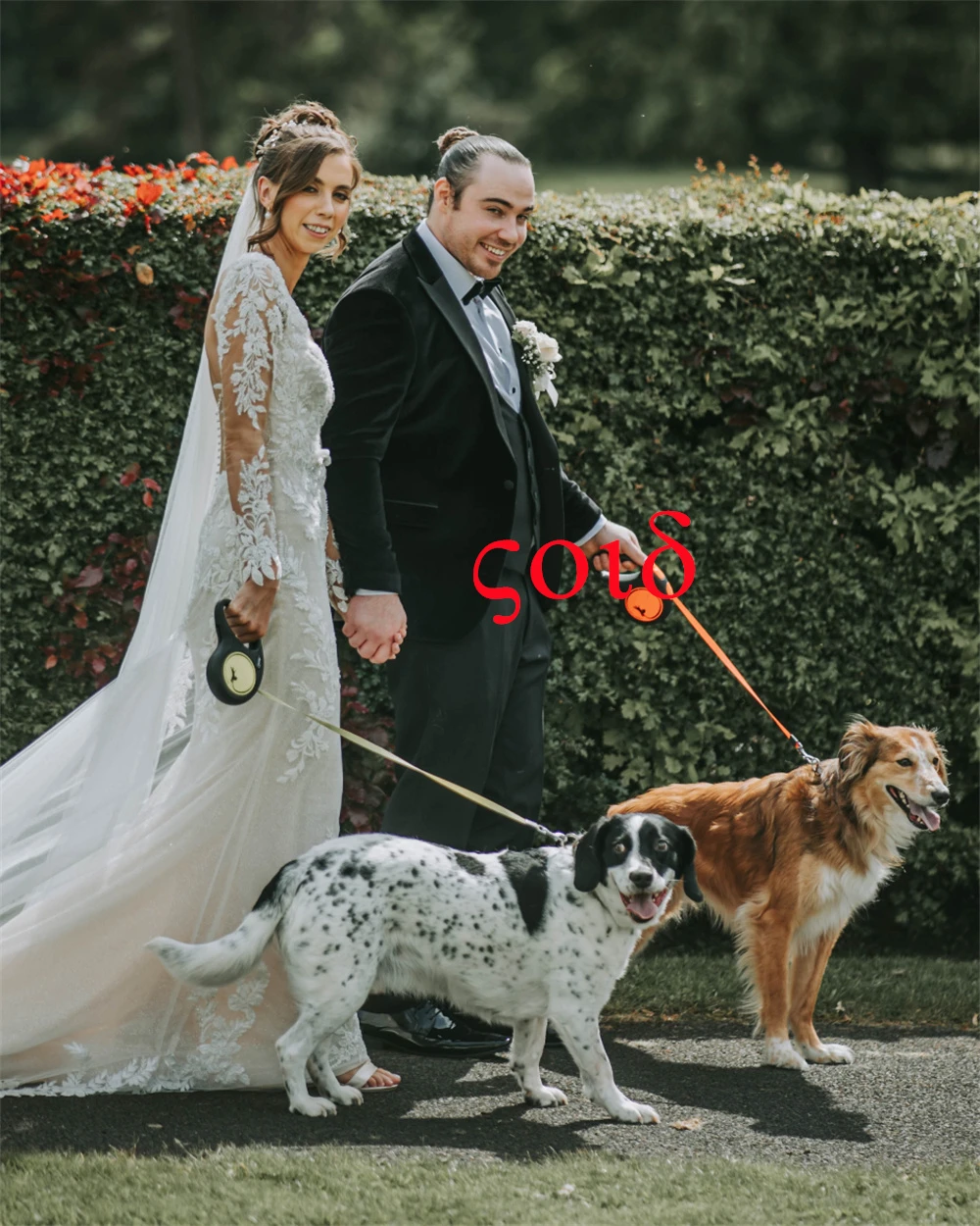 Vestidos de novia de Organza blancos de ensueño personalizados, vestidos de novia de lujo con cuello en V y hombros descubiertos, vestido de novia de cola de capilla de manga larga