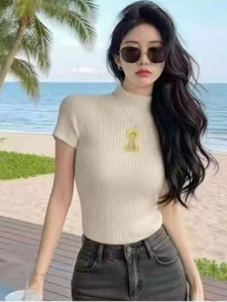 

Autumn 2025 new metal hollow buckle design sweater short-sleeved elastic slim fashion Joker short-sleeved blouse.