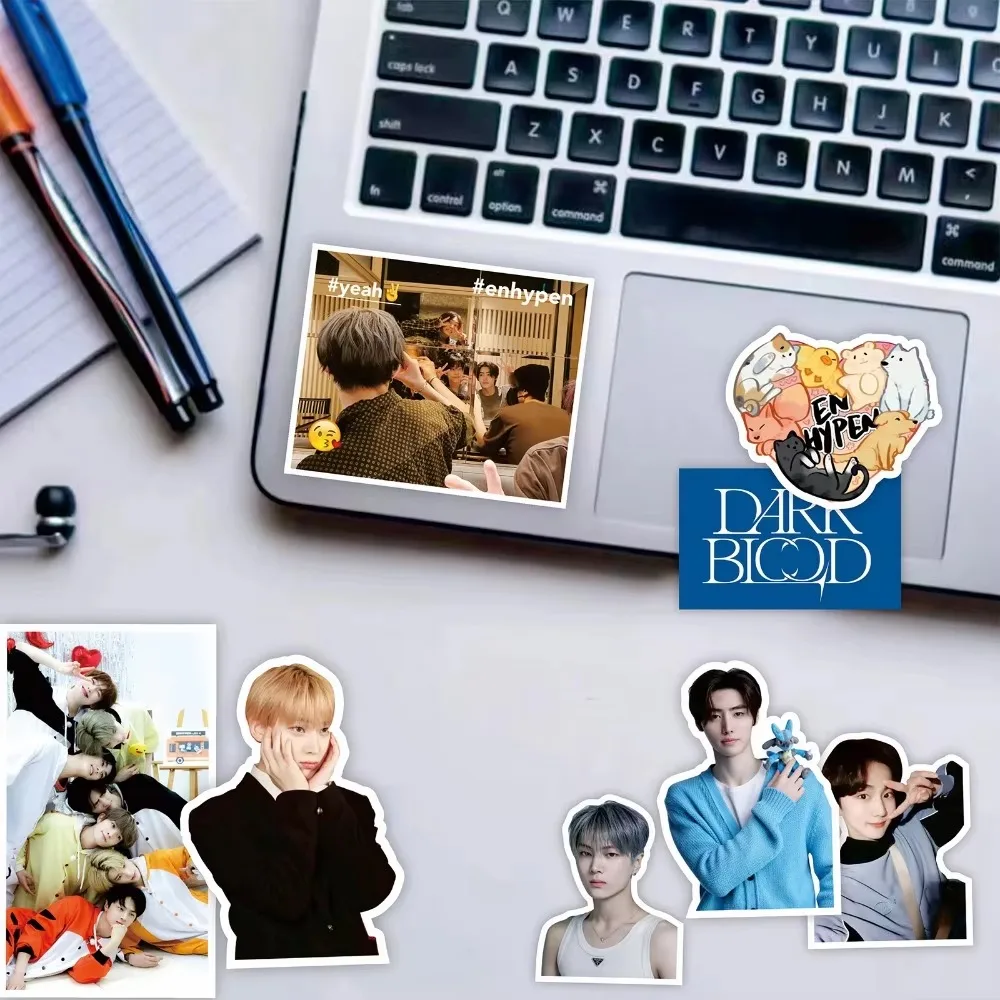 65 قطعة ملصقات فريق Kpop ملصقات جمالية ل لوح التزلج الأمتعة حقيبة دفتر الكتابة على الجدران ملصق الشارات لتقوم بها بنفسك الهدايا