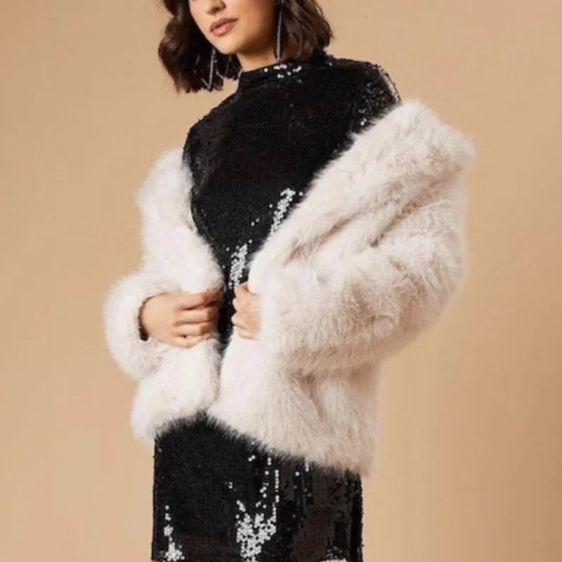 سترات نسائية شتوية جديدة لعام 2025 من الفرو الصناعي المنفوش باللون الأبيض غير رسمية دافئة من الفرو النباتي ملابس خارجية معطف عصري معاطف على طراز الفرو