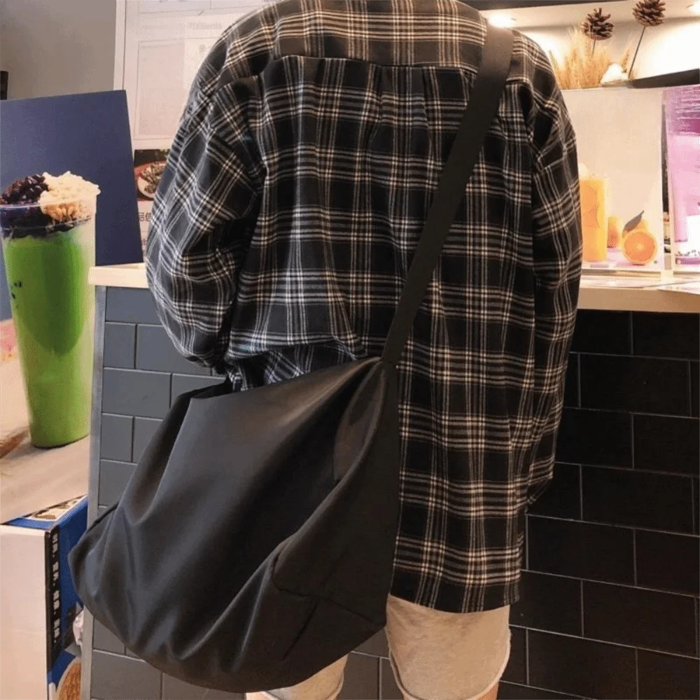 

Large Capacity Gym Waterproof Bag Water-Resistant Adjustable Strap Fitness Training Bag Zipper Closure Crossbody Sports Bag