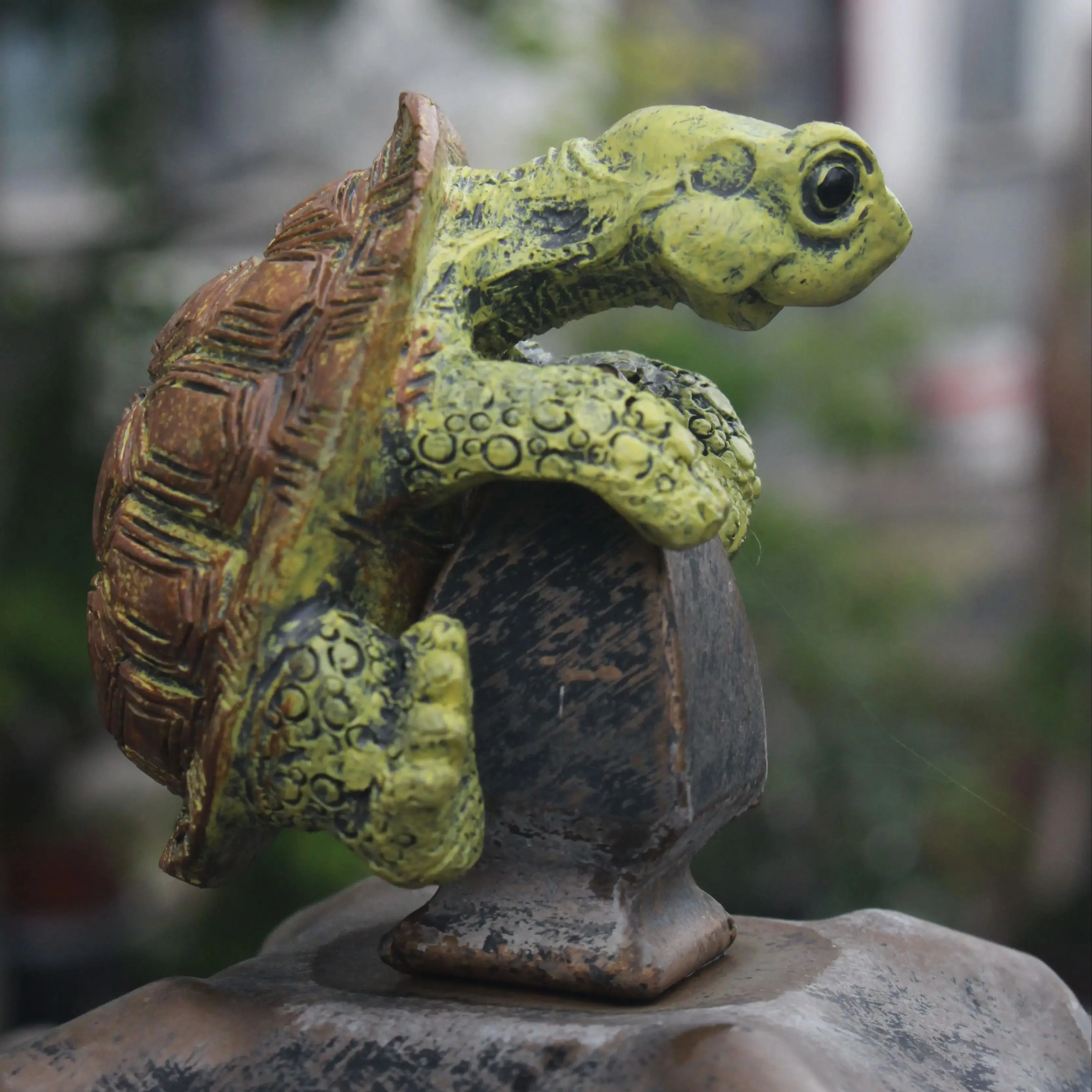 1 cute resin climbing turtle statue, suitable for indoor and outdoor fish tank decoration, flower pot decoration, outdoor garden wall hanging, and home and courtyard decoration.