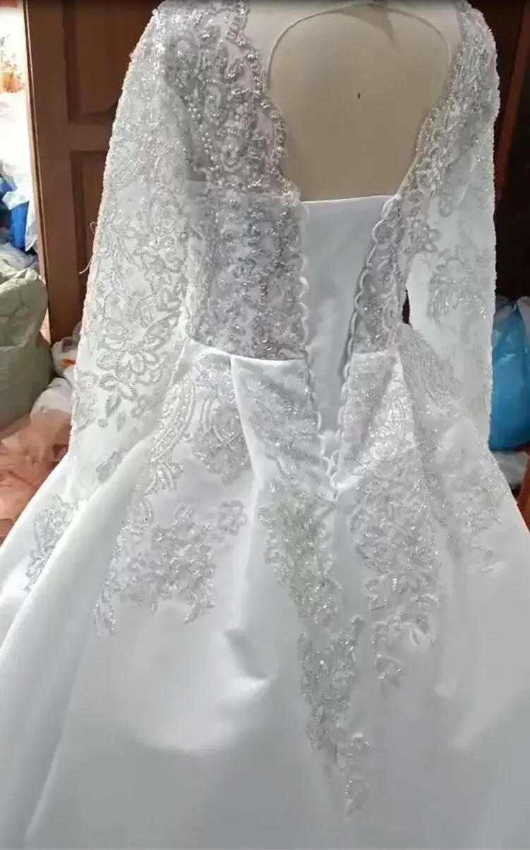 カスタムメイドのドバイ風アラビアンビーズレースフォーマルブライダルドレス、ジュエルネック、イリュージョンシアービーズ、クリスタルビーズ、ロングスリーブ、サテンウェディングドレス