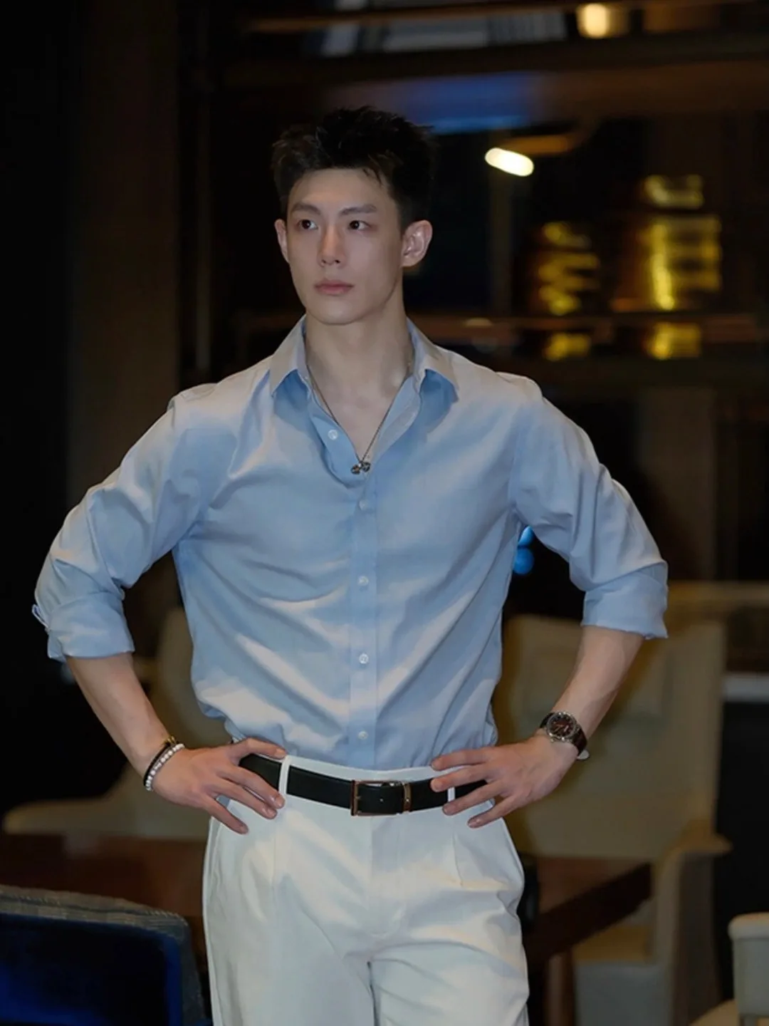 

Мужская синяя простая рубашка с отложным воротником для осени, базовый топ для ношения под одеждой, для зрелых мужчин, стабильный и комфортный образ, повседневная, дышащая, длинная модель.