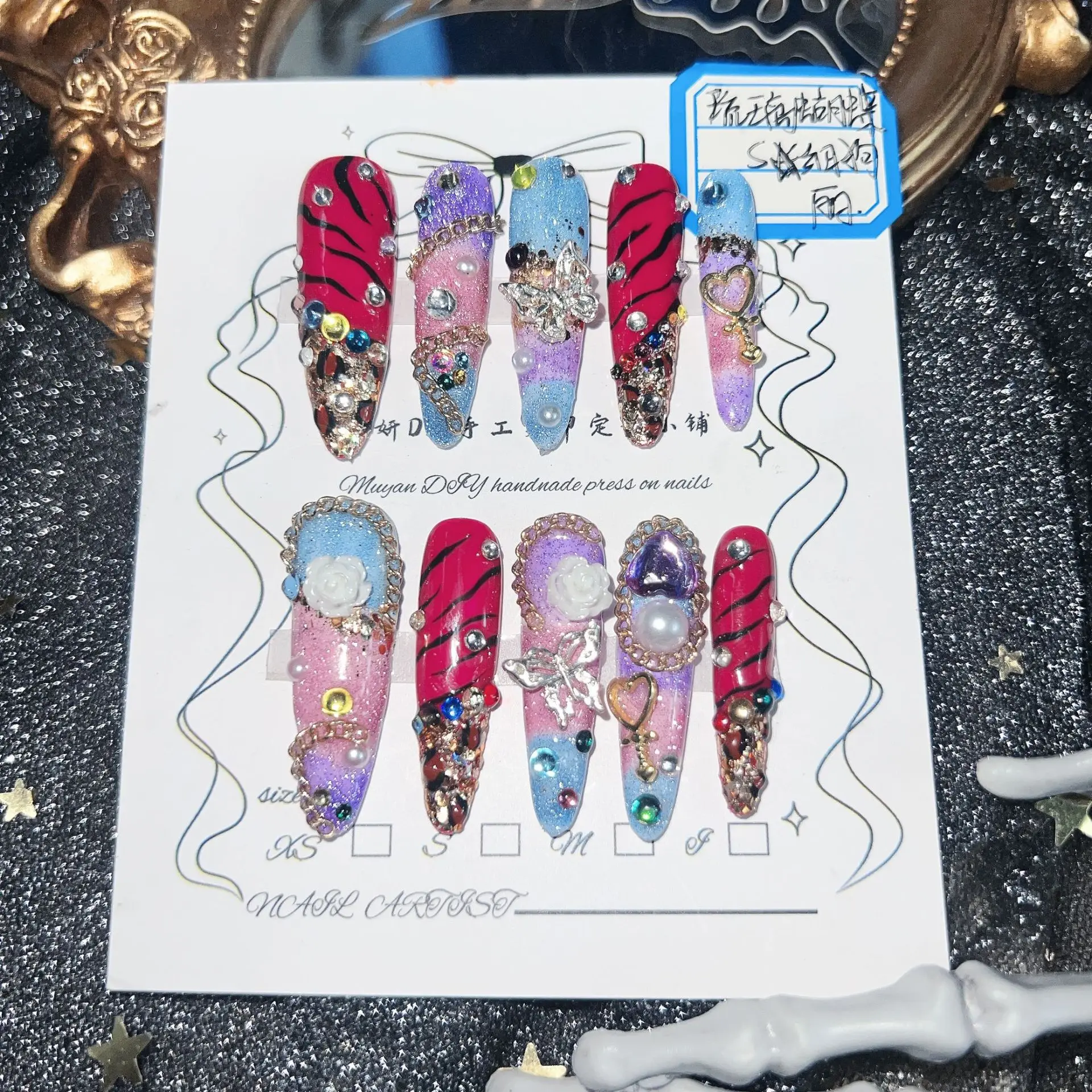 

Яркий пресс ручной работы - на ногтях, дизайн в стиле барокко с красочными стразами, идеально подходит для особых случаев