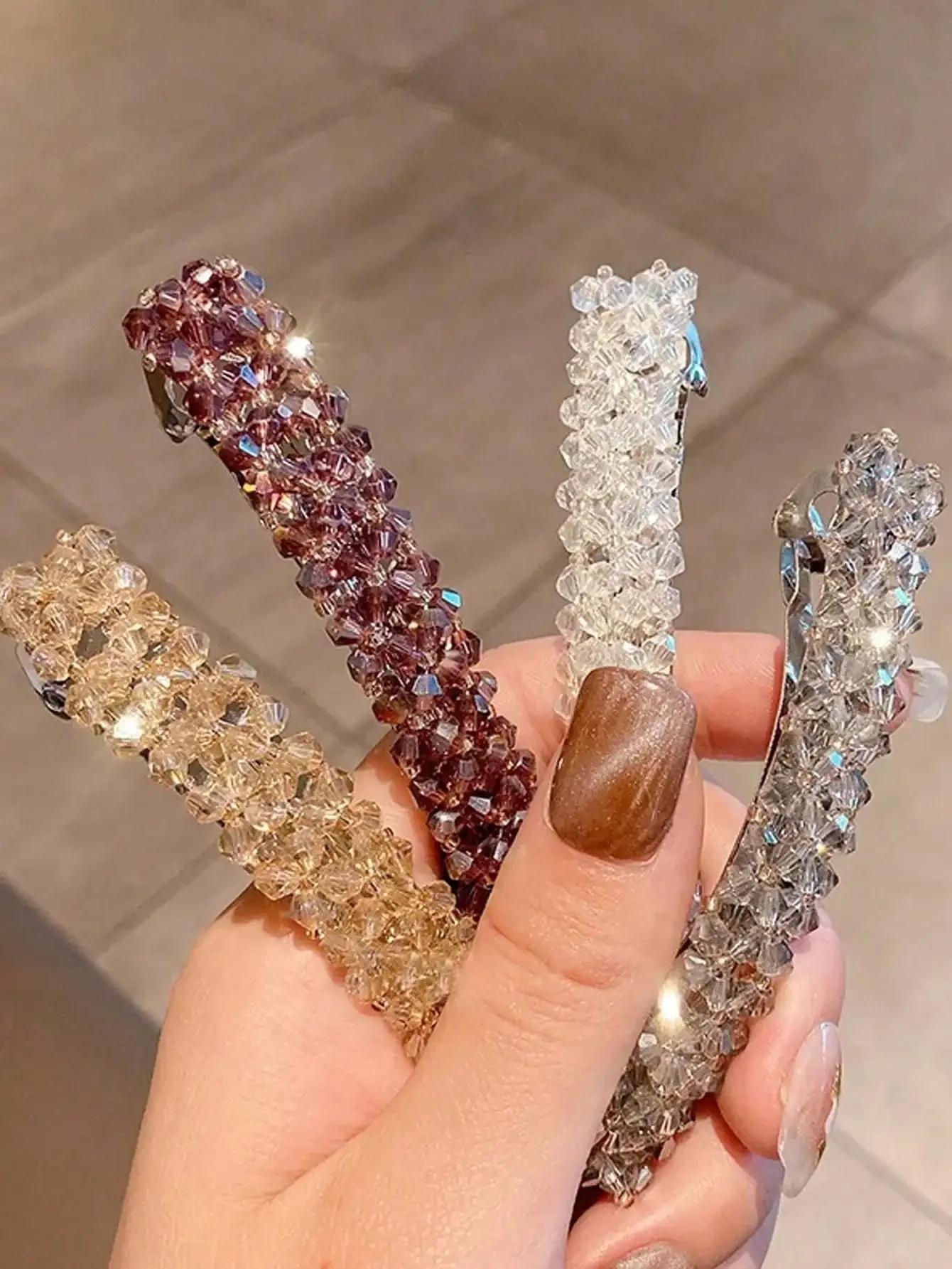 女性用光沢のある4列クリスタルビーズバレッタヘアクリップ4個。 1