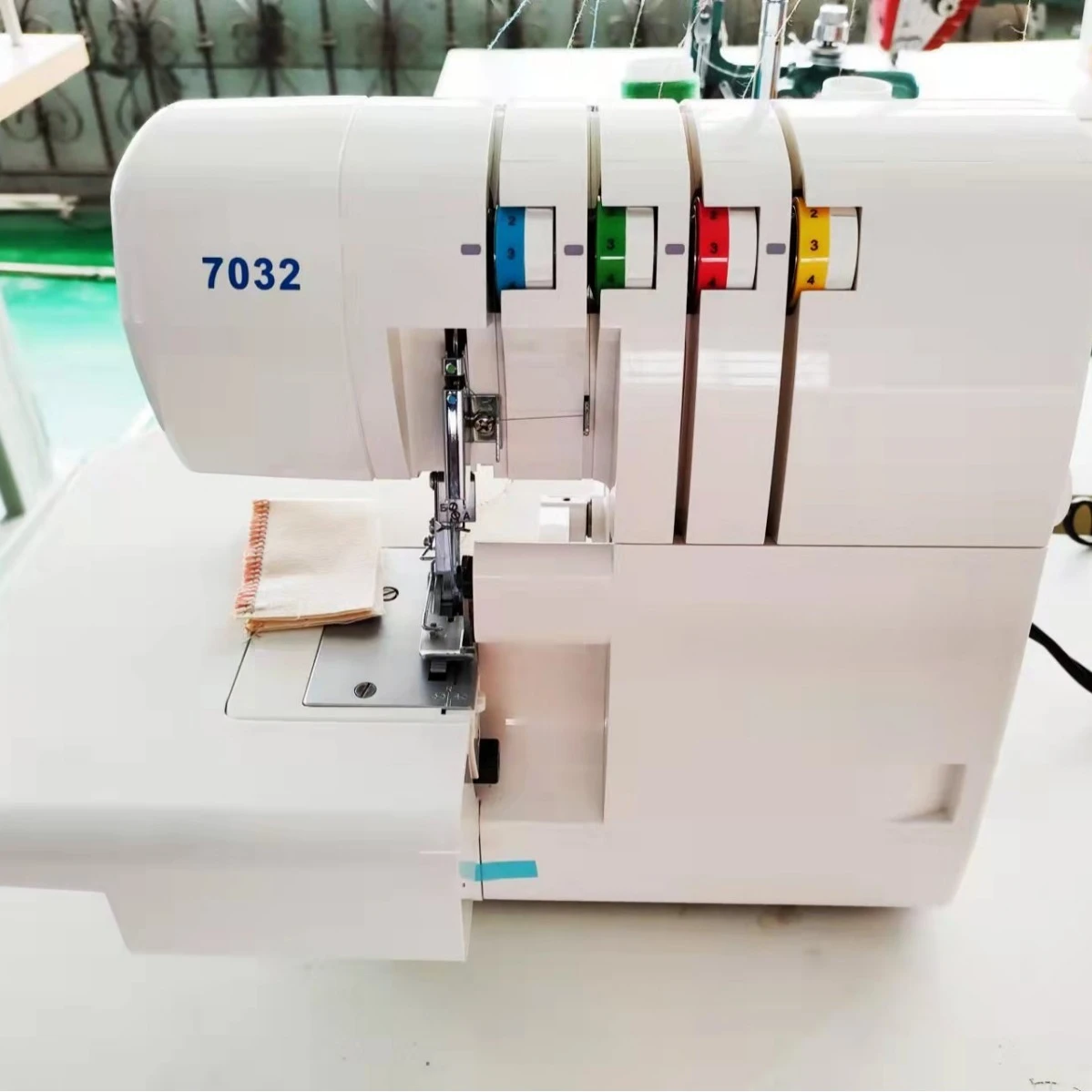 7032 Mini Overlock Sewing Machine 2/3/4 Thread Multifunctional Edge Locking Machine Small Desktop Sewing Machine Household