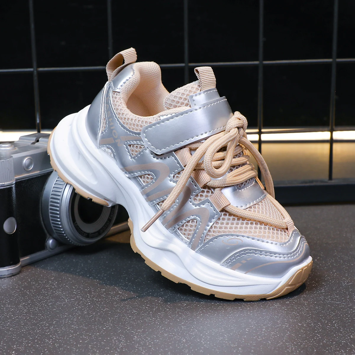 أحذية رياضية جديدة للأطفال للأولاد والبنات أحذية الجري للتنس والمشي لمسافات طويلة في الهواء الطلق للأولاد رياضية قابلة للتنفس وخفيفة الوزن وغير رسمية