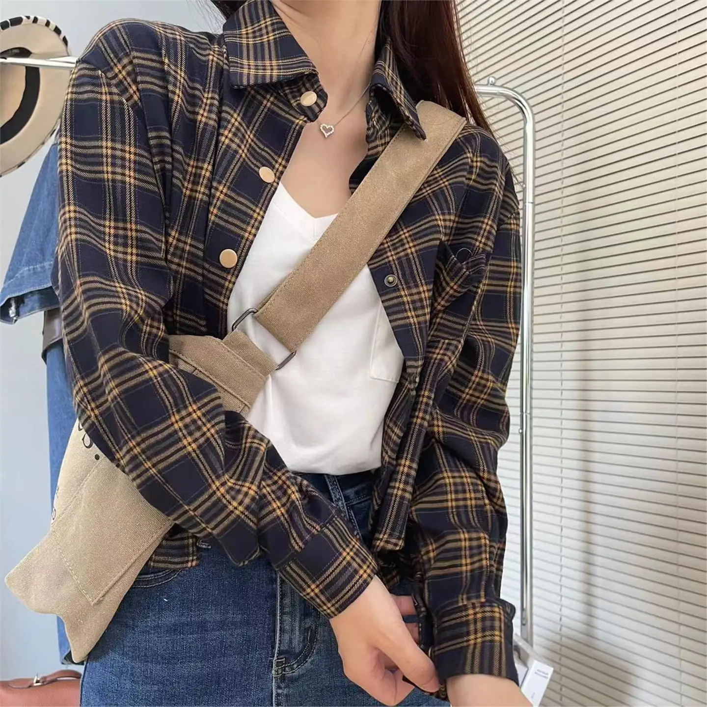 

Изящная красивая клетчатая рубашка на пуговицах с длинным рукавом, модная женская рубашка для ранней весенней поры, элегантный короткий кардиган-пальто
