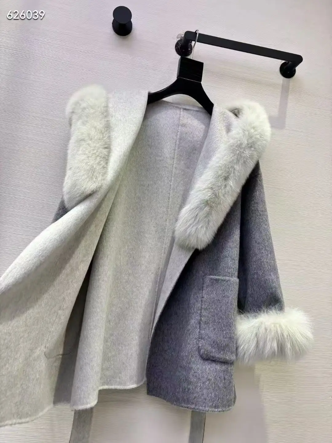 เสื้อโค้ทแคชเมียร์ผู้หญิง ดีไซน์หรูหรา เรียบง่าย อุ่นสบาย สำหรับฤดูหนาว พร้อมฮู้ดและปกขนสุนัขจิ้งจอก ดีไซน์กระเป๋าคู่