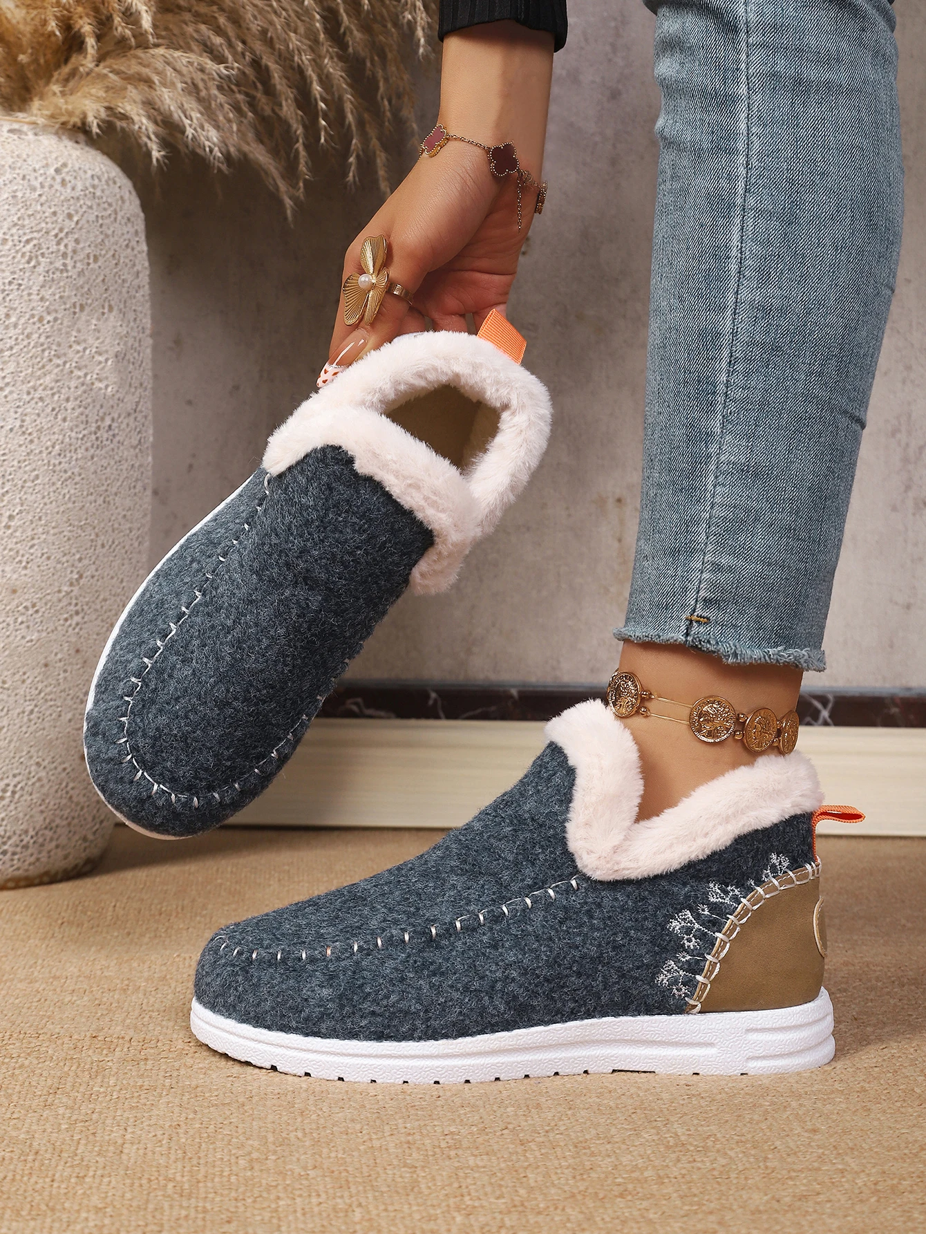 Damen Winter Slip-On Stiefeletten mit Flauschigem Kragen, Weichem Filz, Warmem Fleecefutter, Flach, Rutschfest, Leicht, für den Alltag, Schneestiefel – Detail 31
