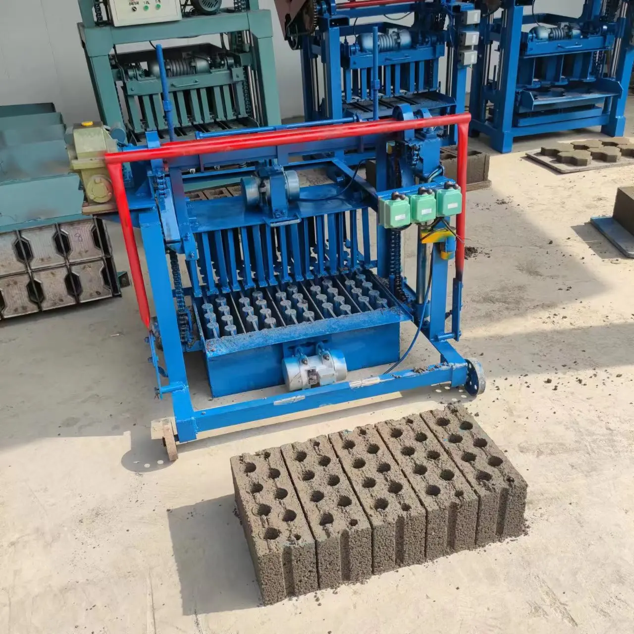 High Efficiency Hollow Concrete Block Press Customized Mould Hydraulic Vibration for Wall Construction Material Production Plant