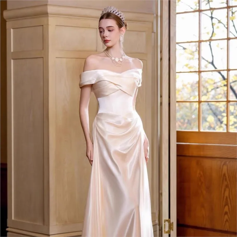 فستان ساتان أبيض خفيف وبسيط بكتف واحد