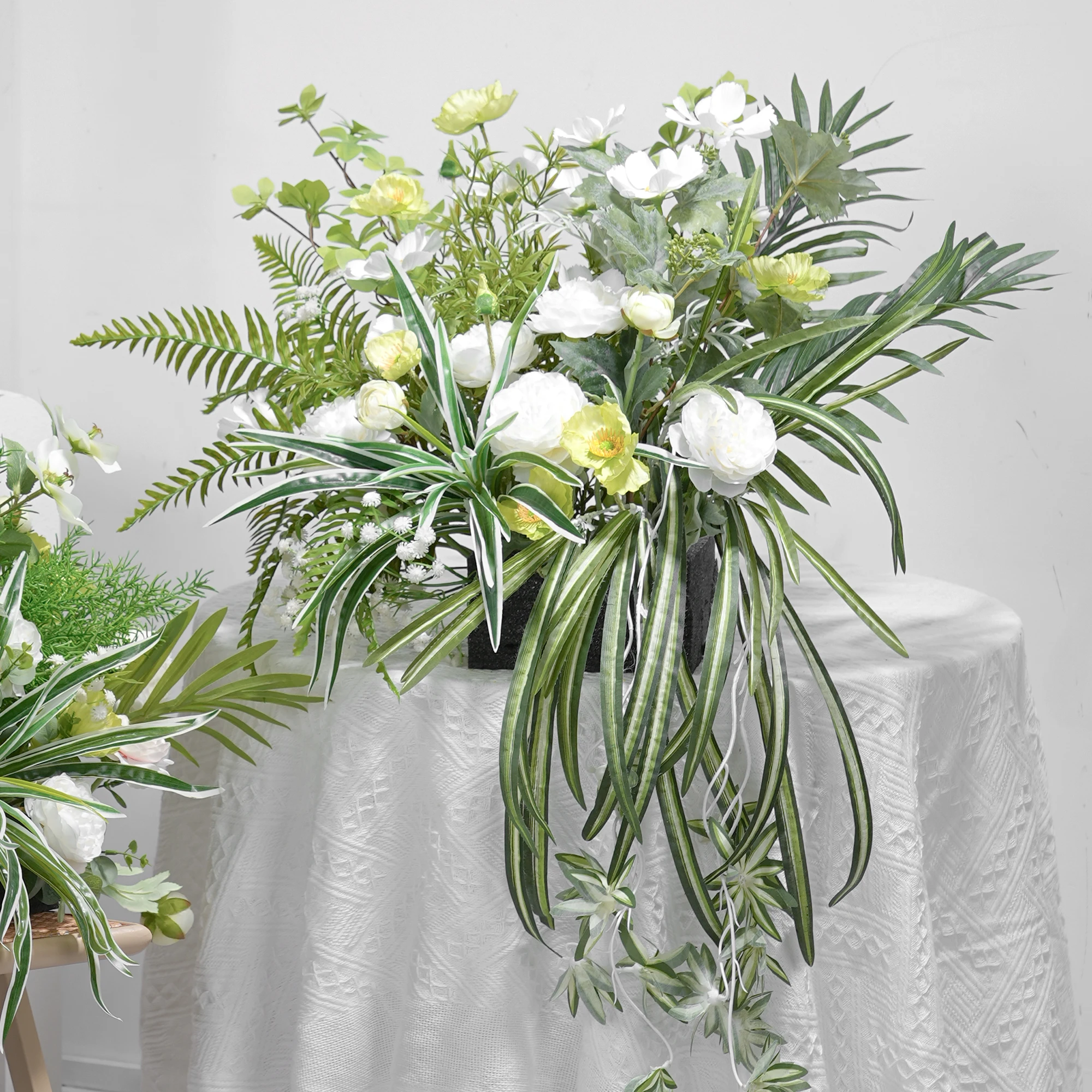 زهرة اصطناعية مزيفة لتزيين مأدبة غرفة اجتماعات الفندق وطاولة طعام مستديرة لتزيين الطاولة