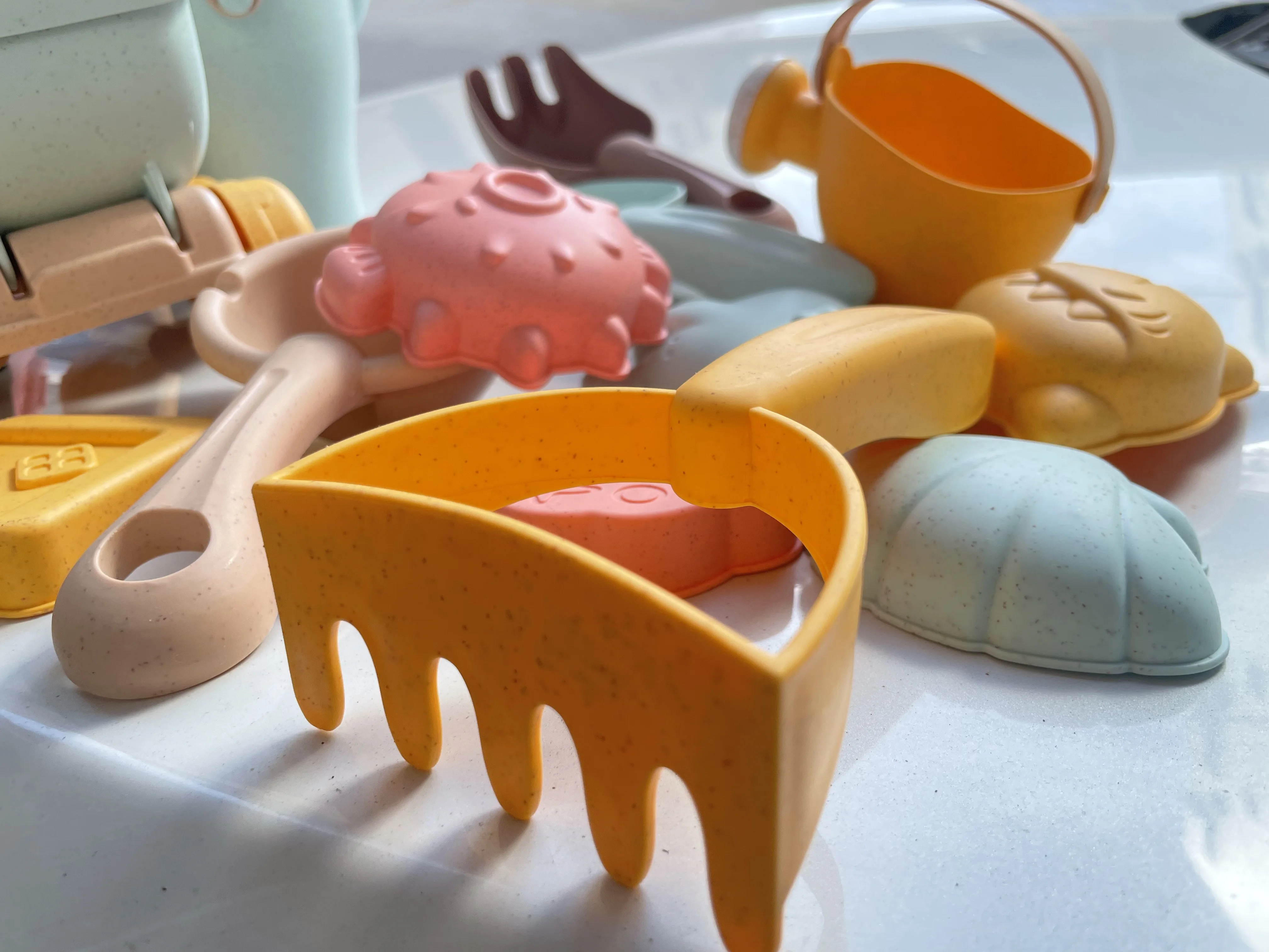 Strandzandspeelgoedset Schop, emmer, gieter en mallen voor kinderen Duurzaam plastic zandbakgereedschap voor buiten, zomercadeau voor kinderen