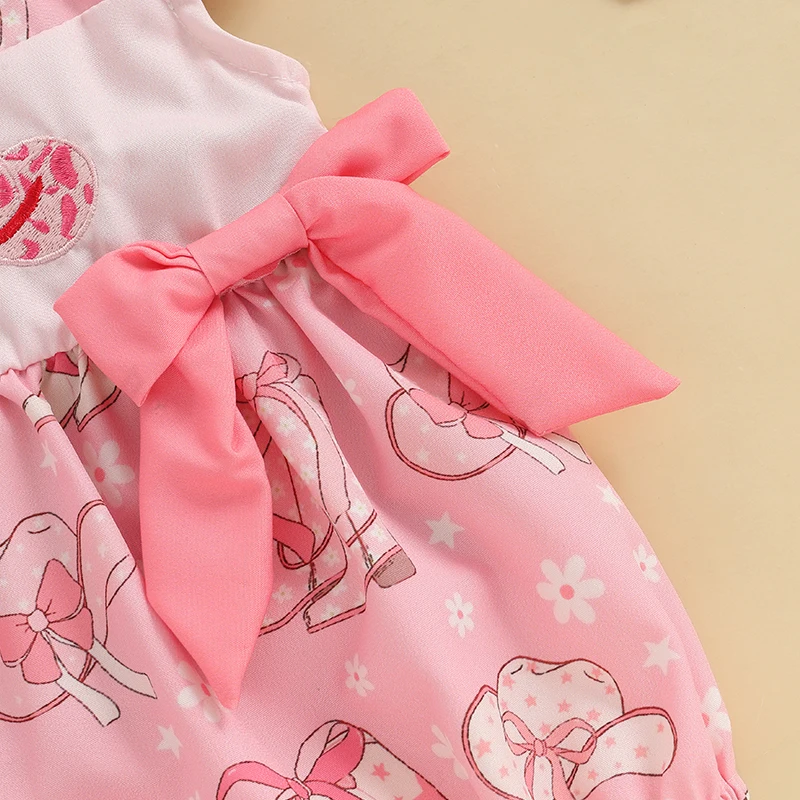 Uroczy kombinezon dla dziewczynki z rękawami z falbanami, uroczym dekoltem w szpic i stylowym nadrukiem w buty - idealny na letnie stroje