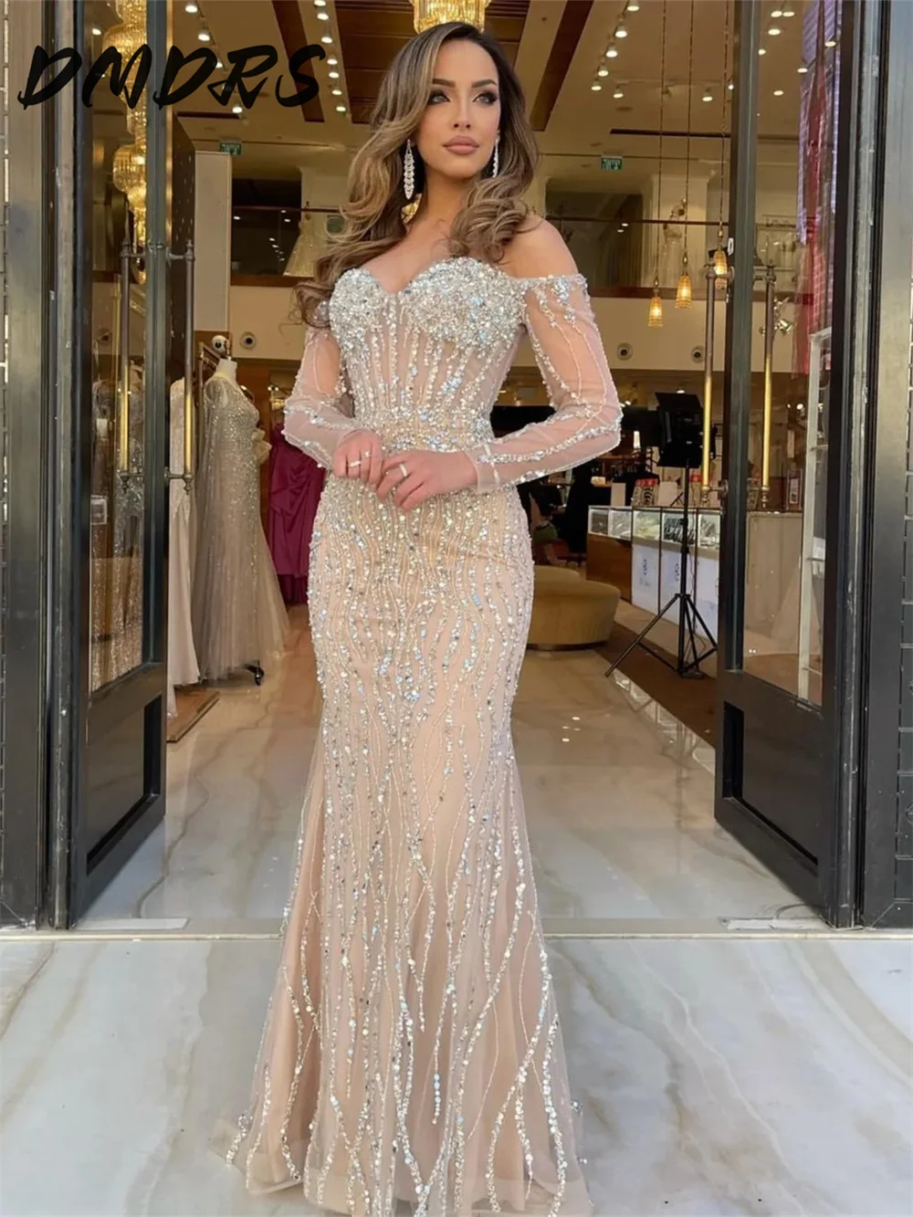 Elegante abito da ballo con spalle scoperte 2025 Affascinante abito da sposa a maniche lunghe Elegante abito sexy a trapezio lungo fino al pavimento personalizzato