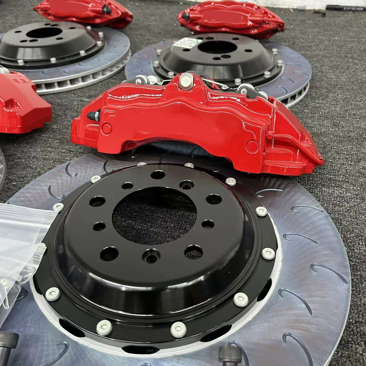 

Передние красные 6-поршневые, задние 4-поршневые тормозные суппорты 355 мм, 362 мм, 380 мм