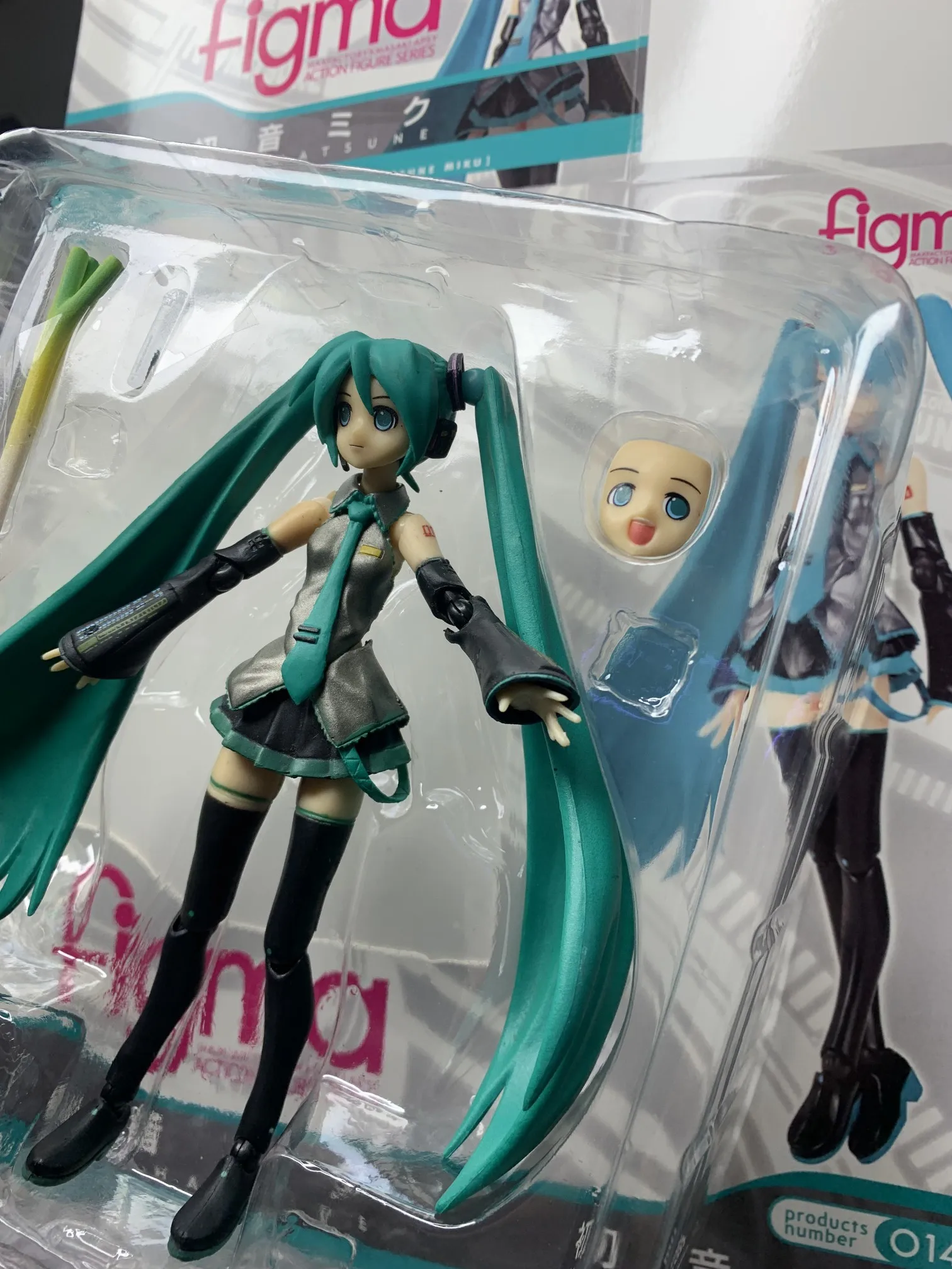 Figura Móvil Hatsune Miku De 15.24 Cm | PVC Con Accesorios | Colección Anime Vocaloid
