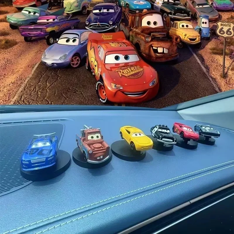 Brinquedos de Carros de Desenho Animado Populares: Carros Vermelhos com Efeito Relâmpago e Rotação, Decoração Giratória para Painel Automotivo e Console Central Automotivo, Presente