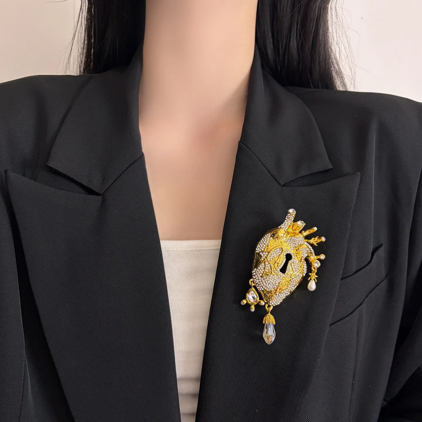 Exquisito Broche de Corazón de Metal Dorado Vintage con Circones, Accesorio de Moda para Mujer, Pin para Traje o Abrigo