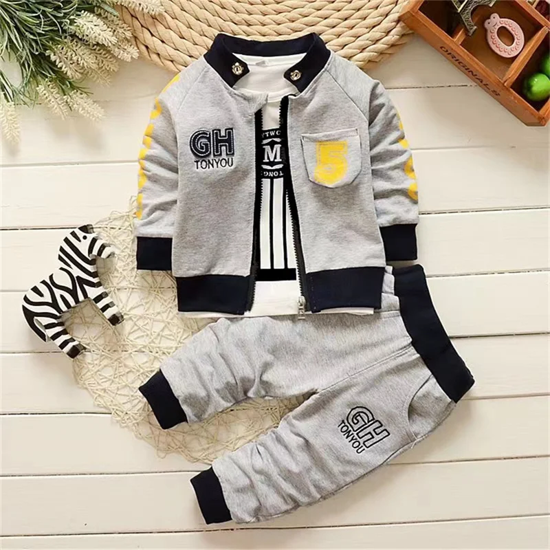 

Autumn toddler boy 5th coat loose suit printed cotton long sleeve+printed V-neck letter zipper coat+casual sweatpants 3Pcs suit