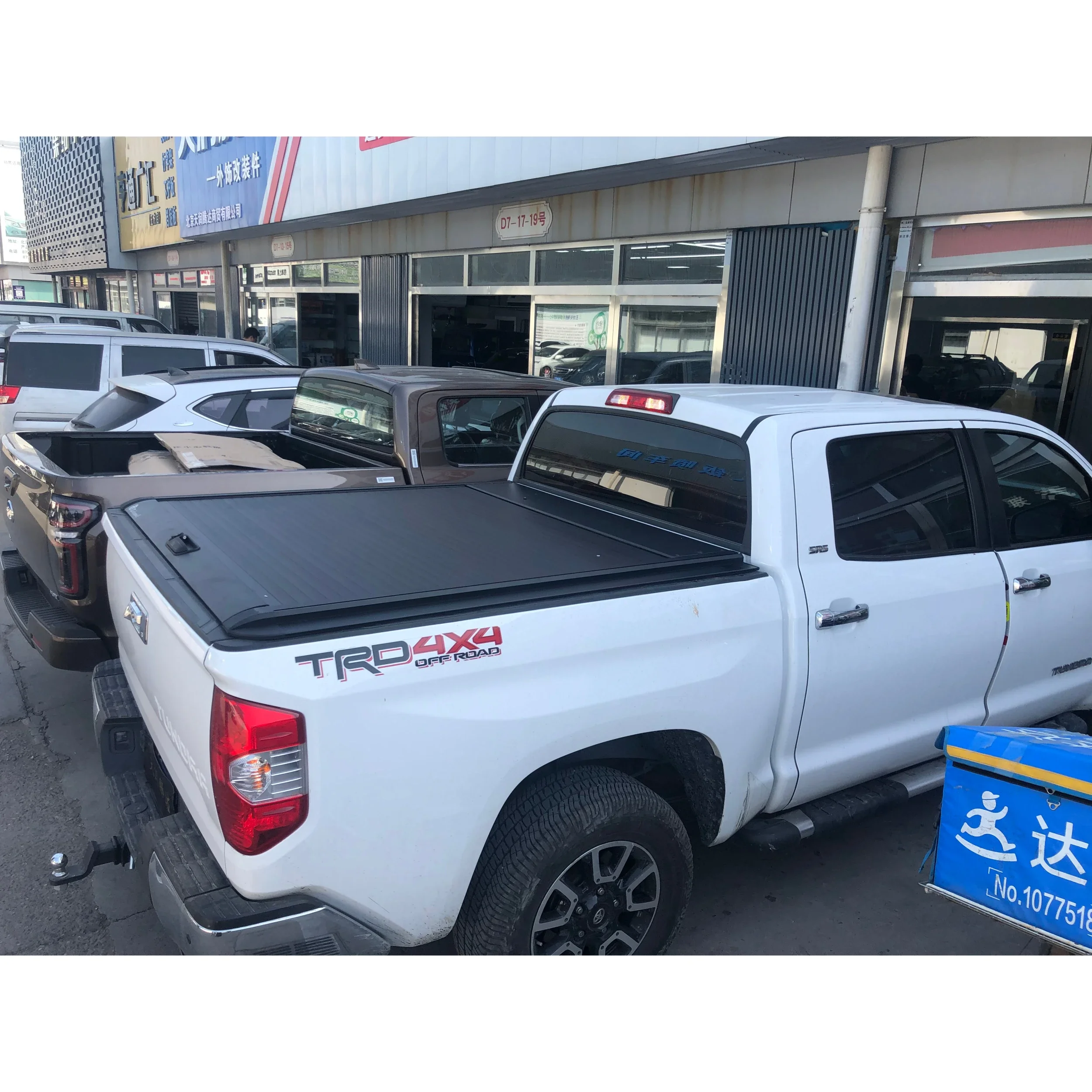 

Tundra Manually push and pull the cover Tundra Single Cab Aluminum alloy retractable top cover