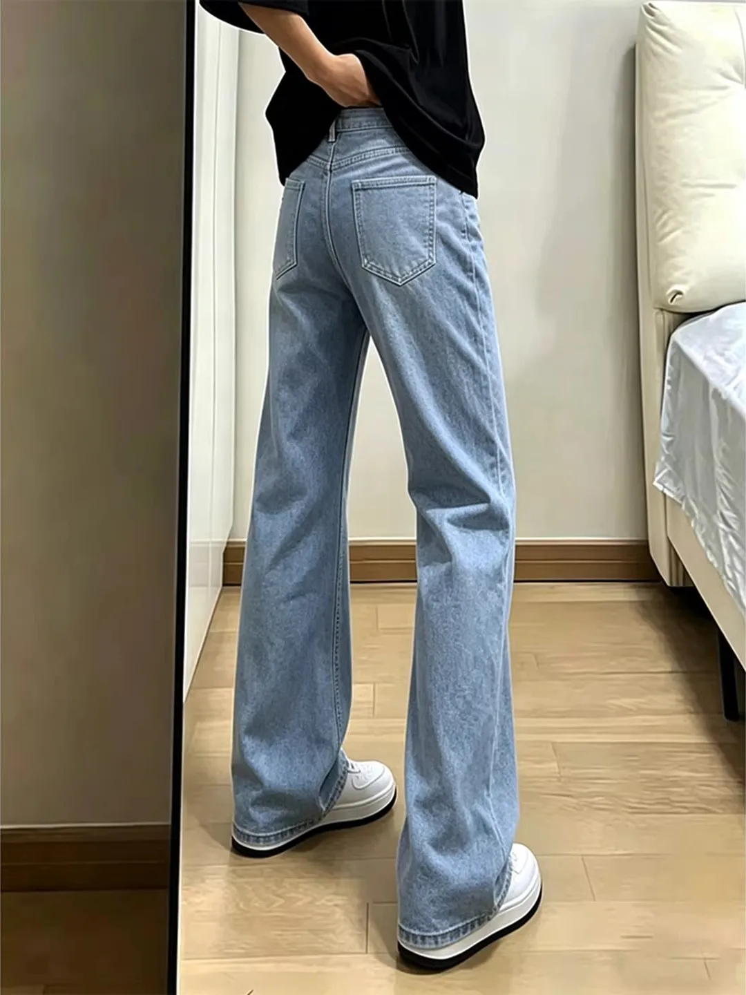 Calça Jeans Azul Claro Boca de Sino Unissex Verão Estilo Americano High Street Corte Reto Efeito Emagrecedor com Detalhe de C...