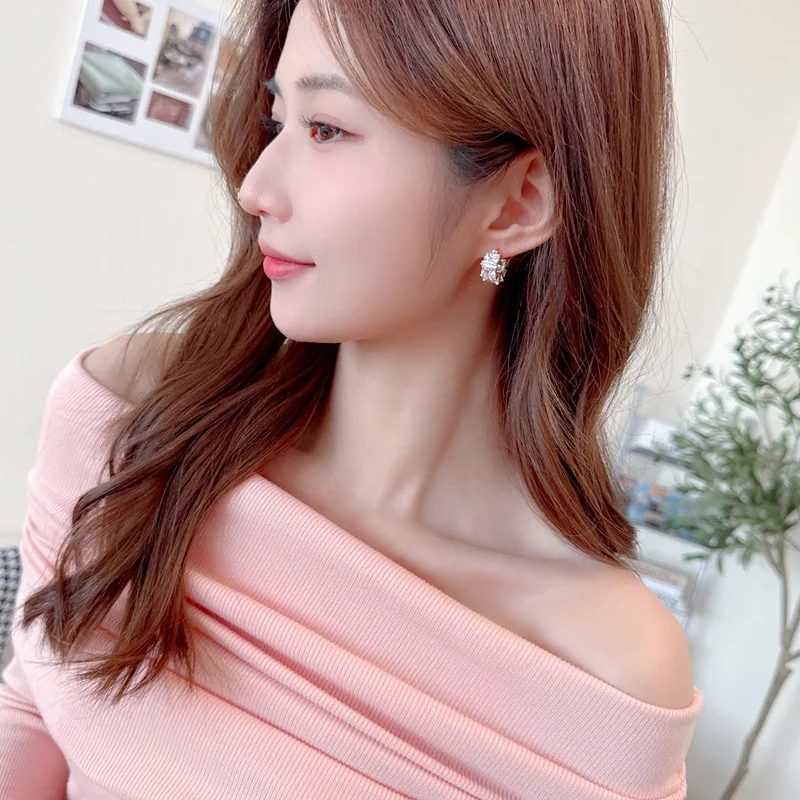 New fashionable and simple earrings, niche and dazzling square zircon delicate and small ring earrings