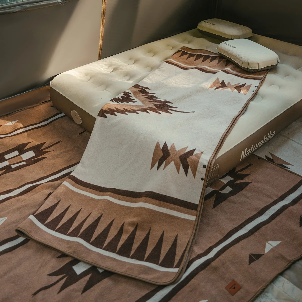Naturehike Geometric Wool‑Blend Camping Blanket 150×200cm Portable Roll‑Up Throw Blanket with Carry Strap for Camping Travel