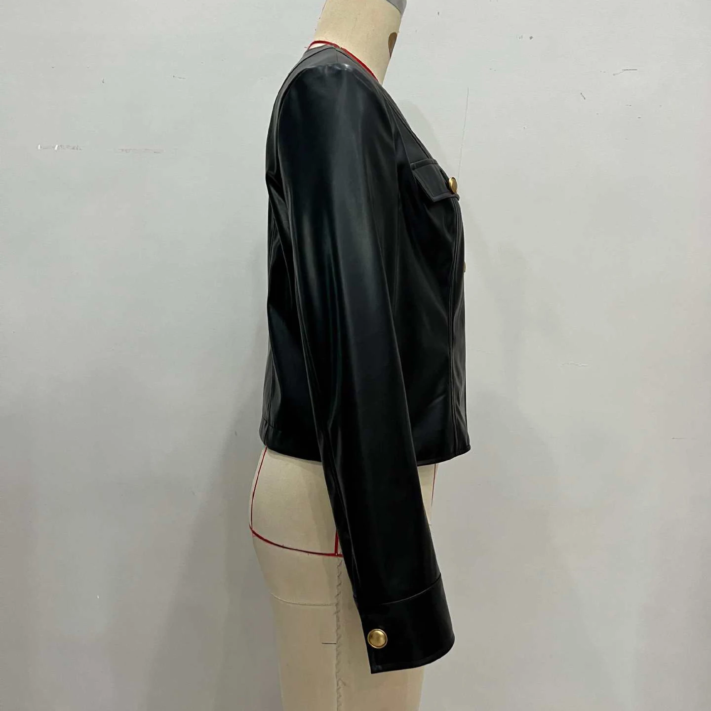 Chaqueta de cuero PU para mujer, estilo corto negro, moda europea americana, cuello redondo, diseño de hebilla de Metal dorado, nuevo abrigo de manga larga
