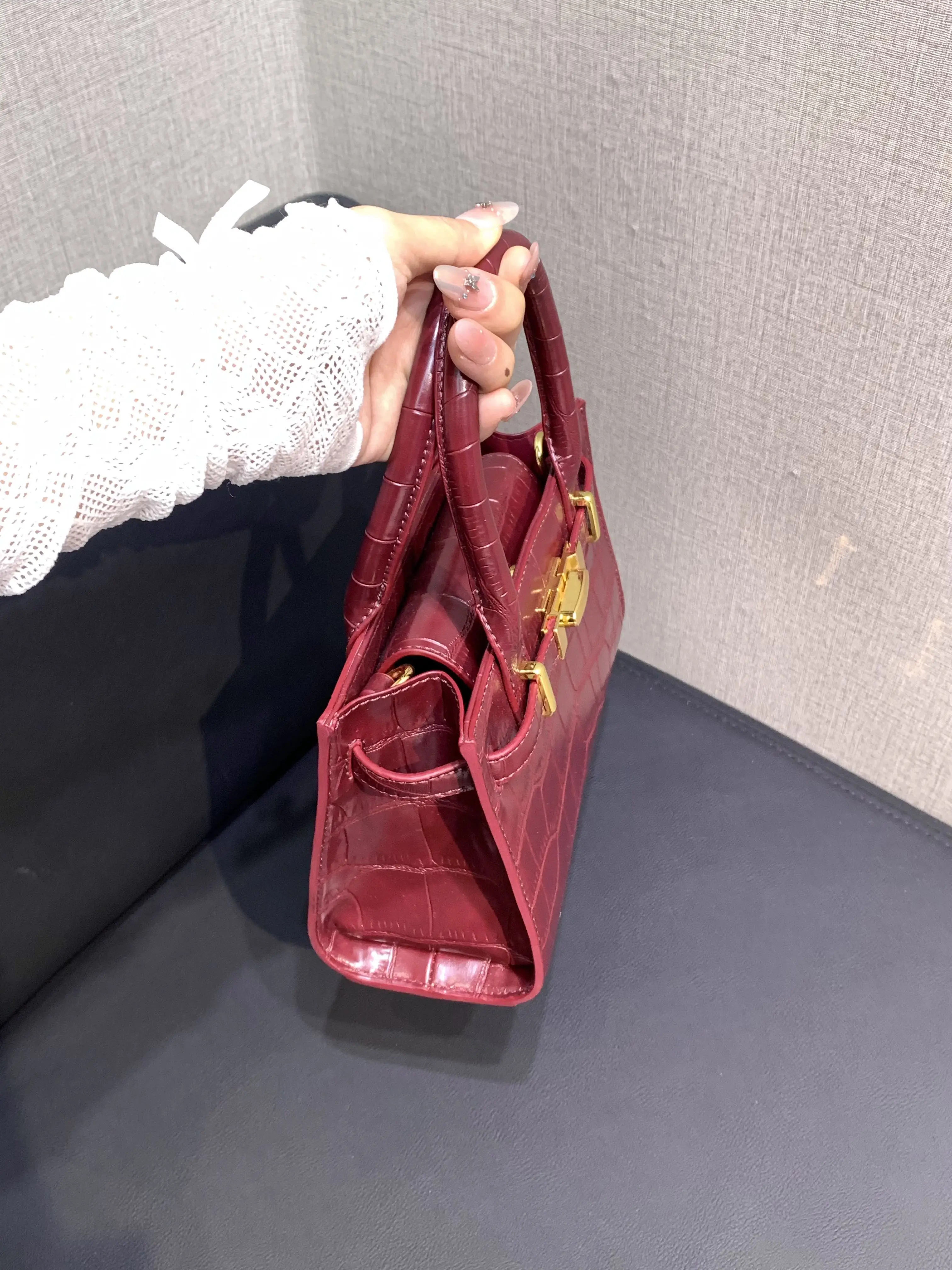elegante-borsa-a-tracolla-in-pelle-morbida-con-motivo-coccodrillo-rosso-vino-stile-casual-per-donne
