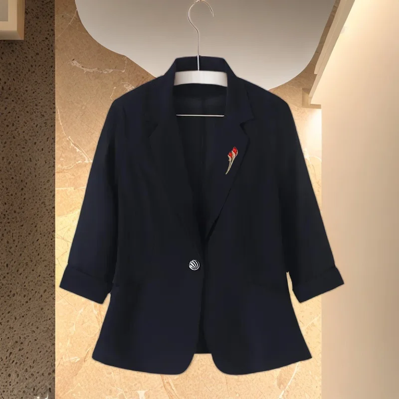 

Elegant And Youthful Woman Blazer Point Integrated Detail Nail Lining Section Exposed Line Crumpled Rear Fork Decor