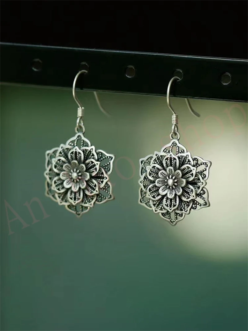 Featuring niche design, filigree flowers, fashionable and exquisite, vintage earrings