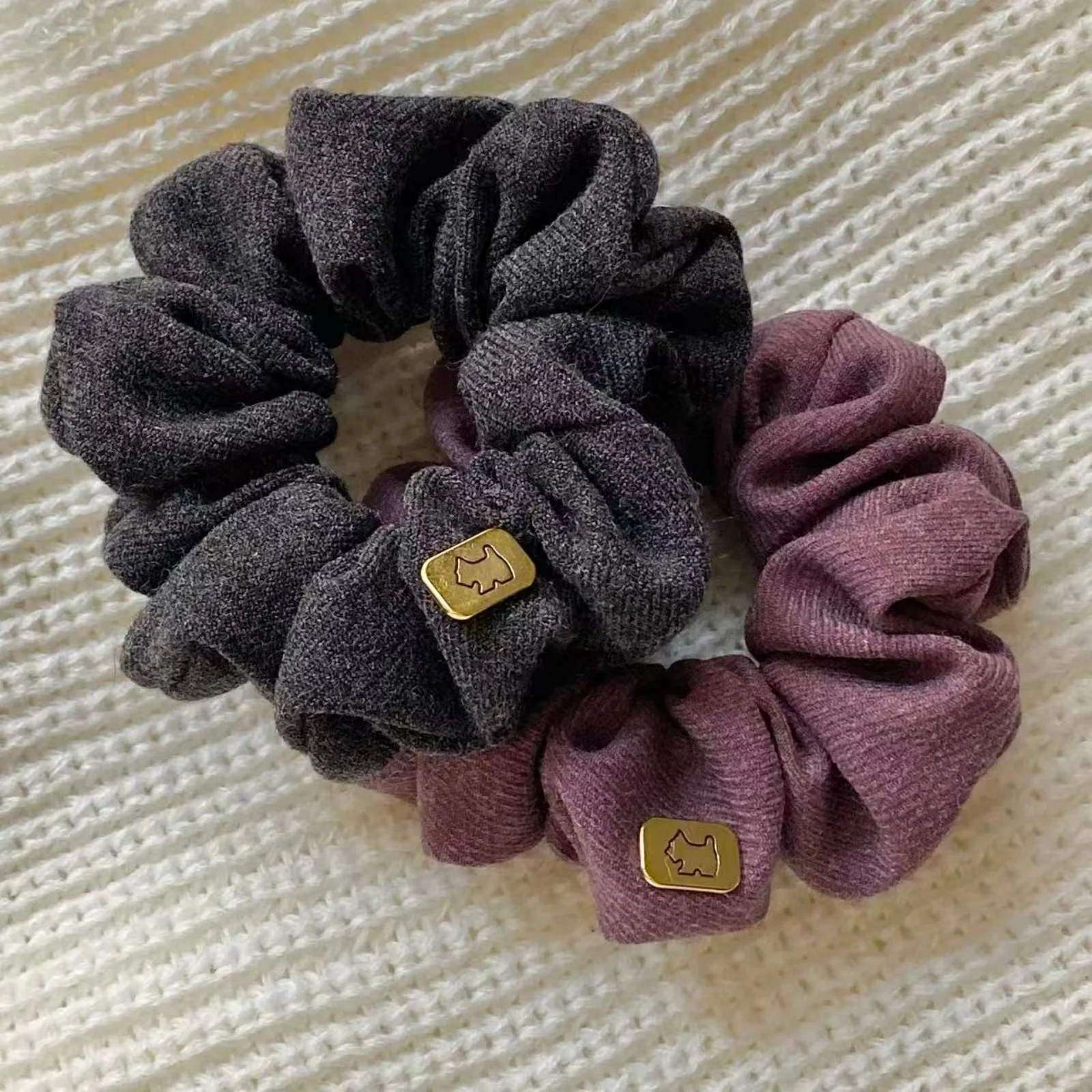 1-teiliges Herbst-Winter-Strick-Haargummis-Set, elastische Haargummis in Grau und Lila, niedliche Cartoon-Haarbänder mit Metalldekor für Frauen