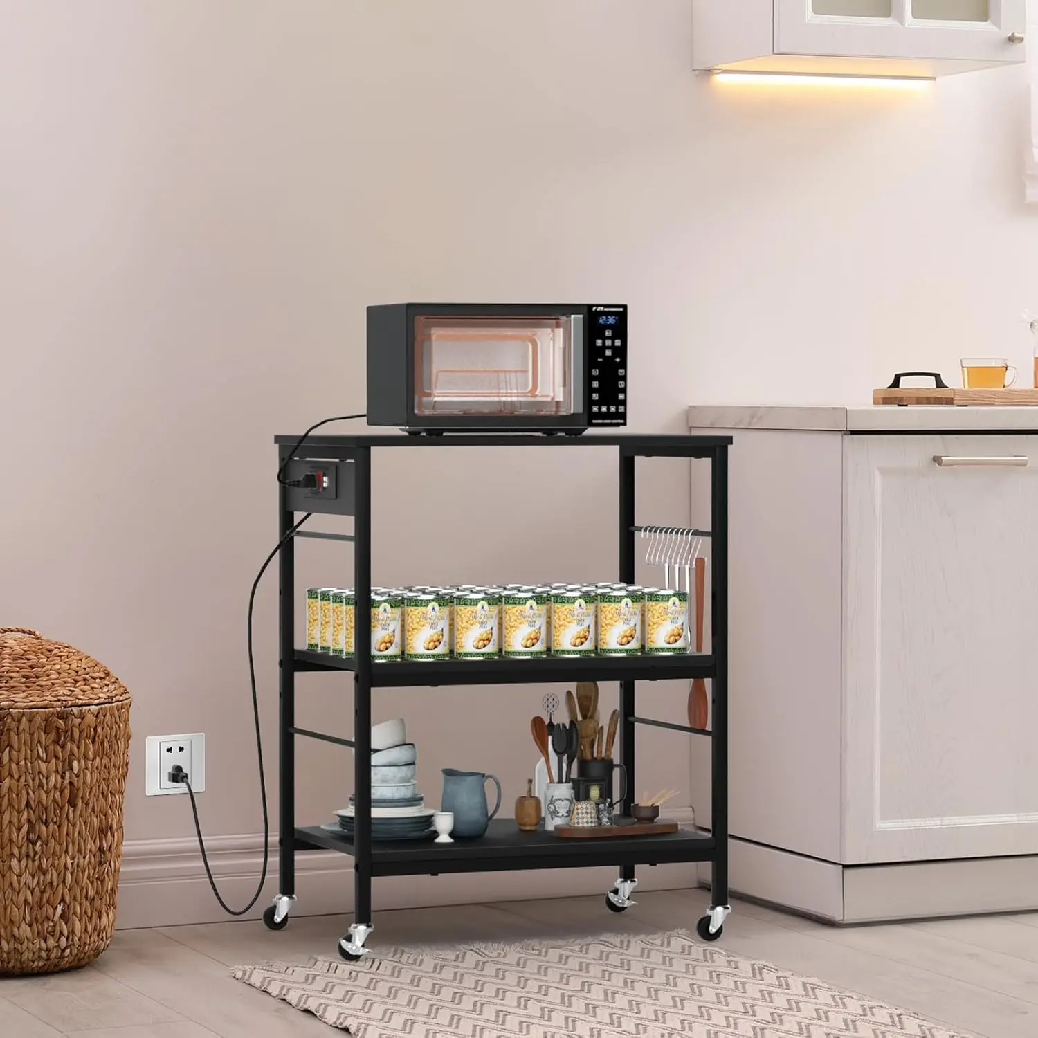 Bakers Rack com Power Outlet, Microondas Prateleira Stand, Black Coffee Bar Table Cart, 3 Camada Cozinha Carrinhos sobre Rodas, Armazenamento