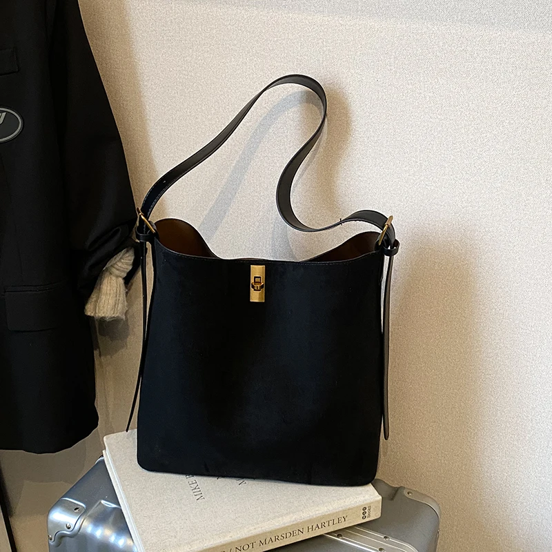 

Elegant Messenger Bag For Women Leather Made Luxury Brand Popular Design Featuring Roomy Pockets And Elegance