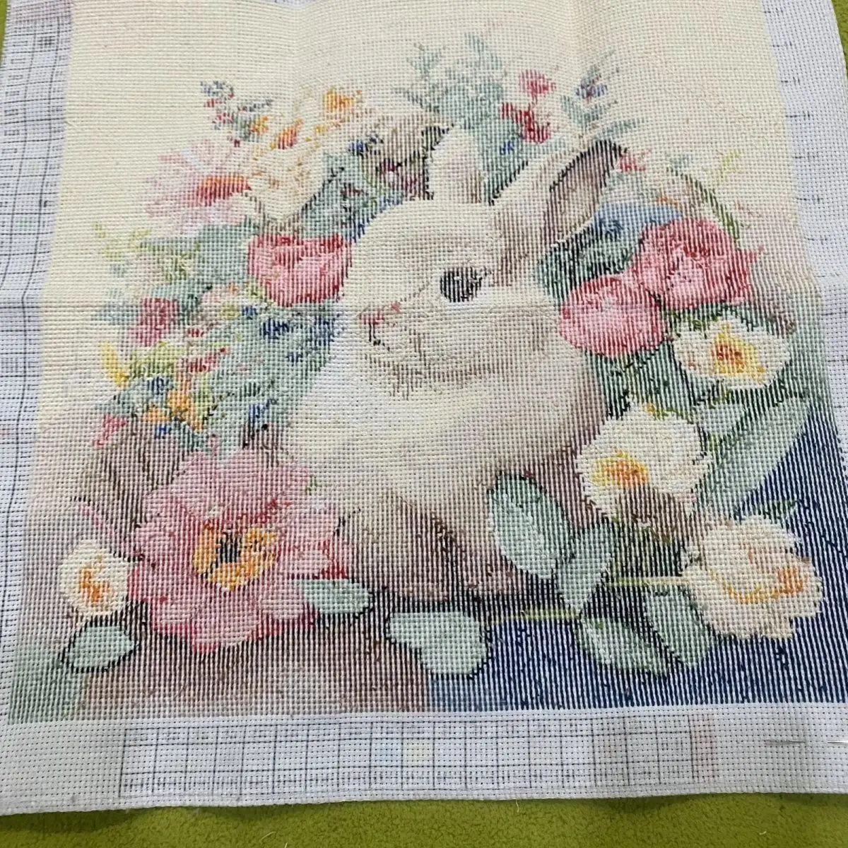 Ponto Cruz artesanal com coelhos bonitos, produtos acabados, formando um cluster de flores de 45*45cm, Clusters com flores