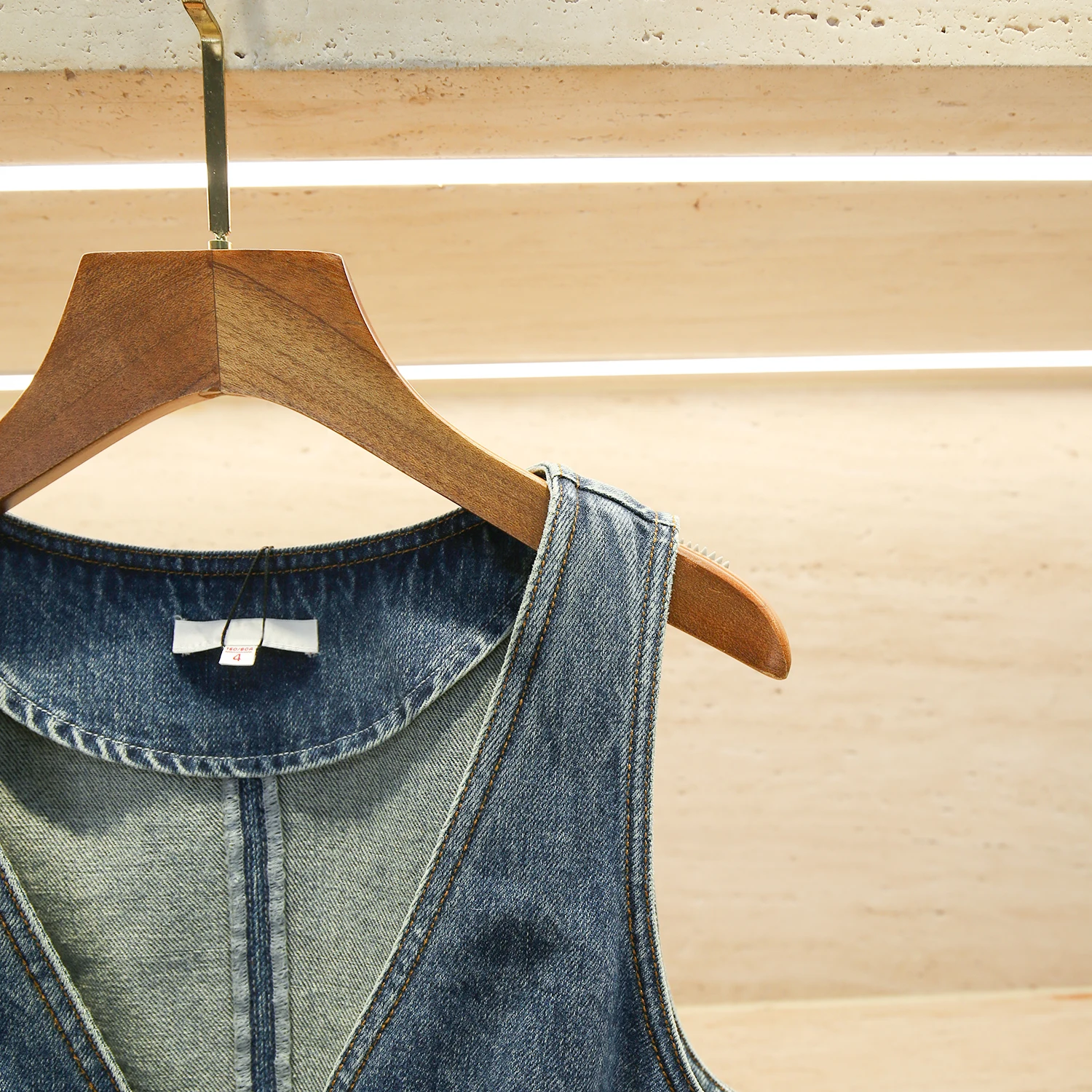 Haut de gamme pour femmes ort V-Ne coeur bouton Denim gilet haut été 2025 à la mode pour les déplacements Sle couleur Pure disponible dans d'autres compagnies...