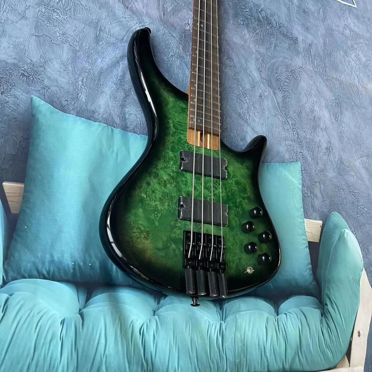 Headless electric bass 4-string split electric bass, green body with tree lump pattern veneer, rosewood fingerboard, maple track