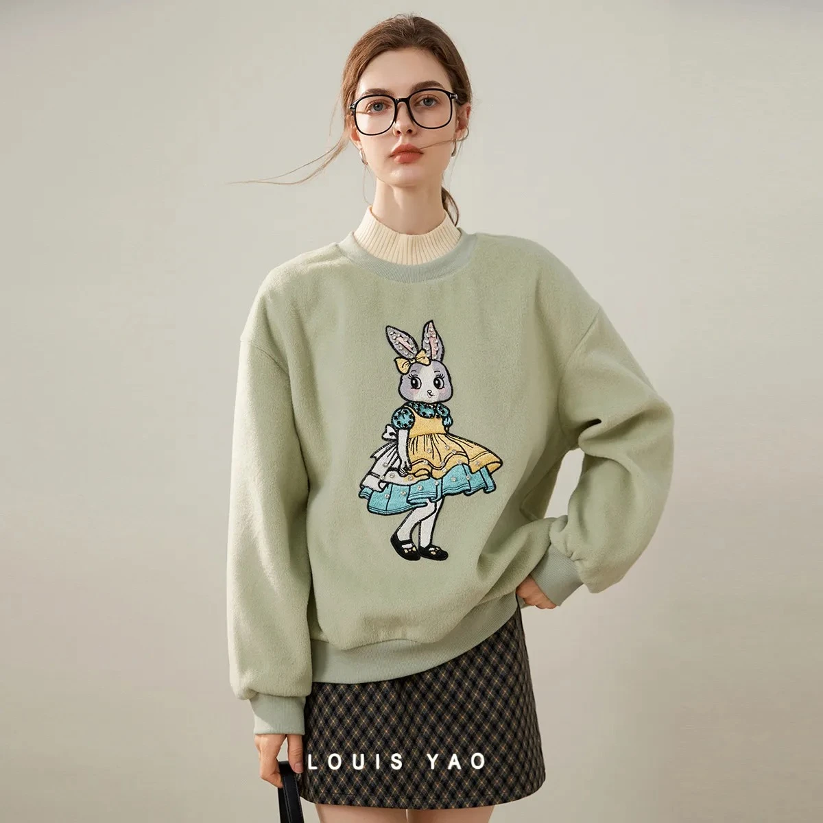 

LOUIS YAO сращивание искусственный пуловер из двух предметов с высоким воротником, осень/зима 2022, лоскутная женская толстовка с длинными рукавами и вышивкой